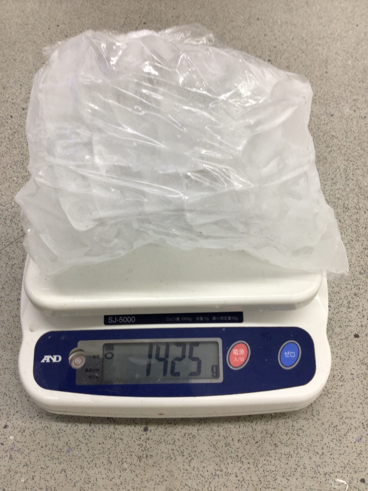 魚の冷却が均一的にできるバラ氷は、1キロあまり入っています。釣太郎