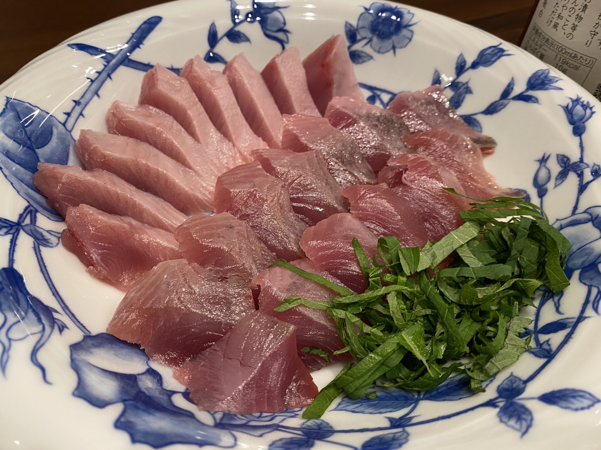 刺身。手前がヒラソウダ、奥がヤイトガツオ。釣太郎