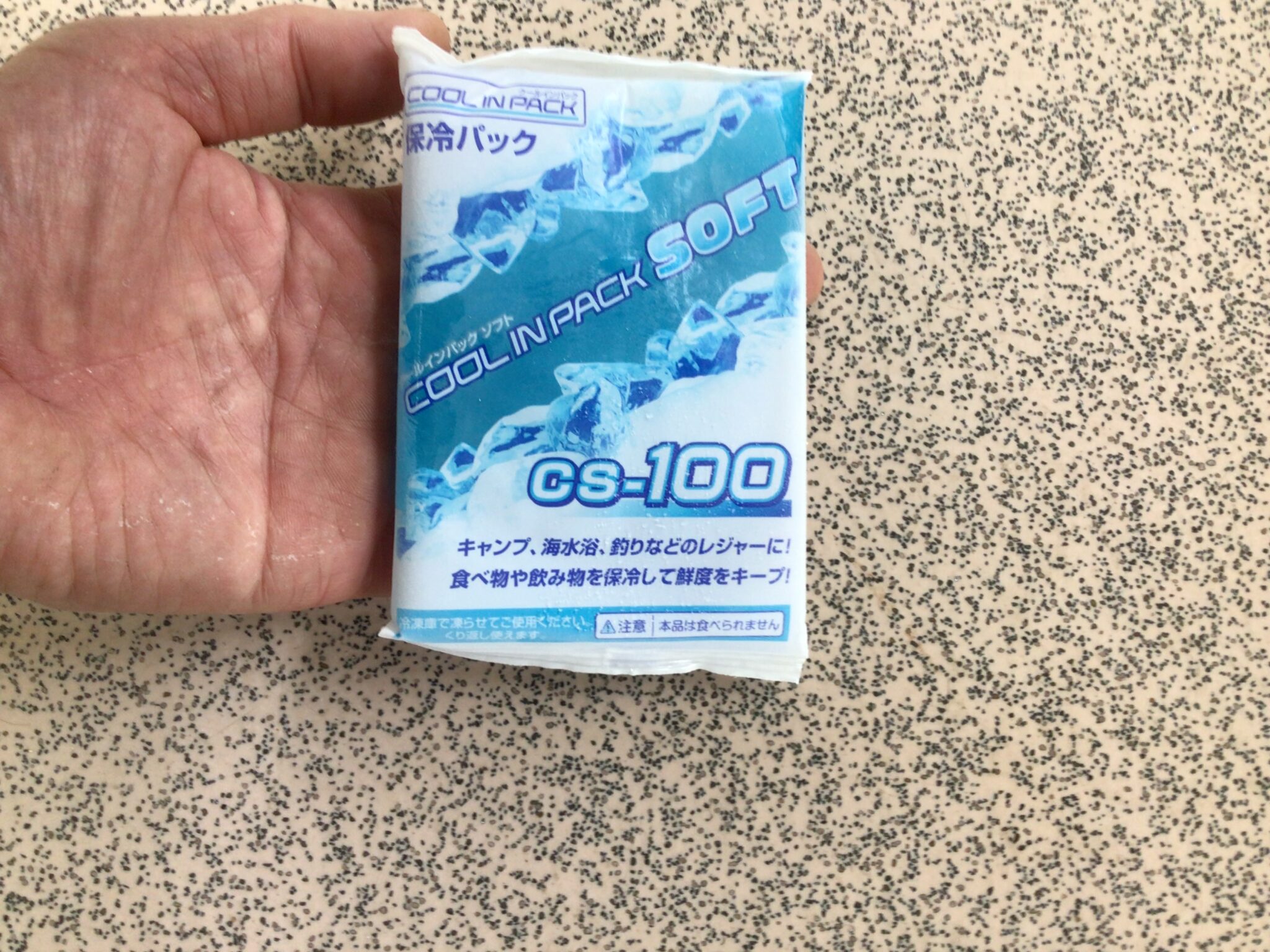 手の平サイズのソフト保冷剤。50gで50円。もちろん凍らせています。釣太郎