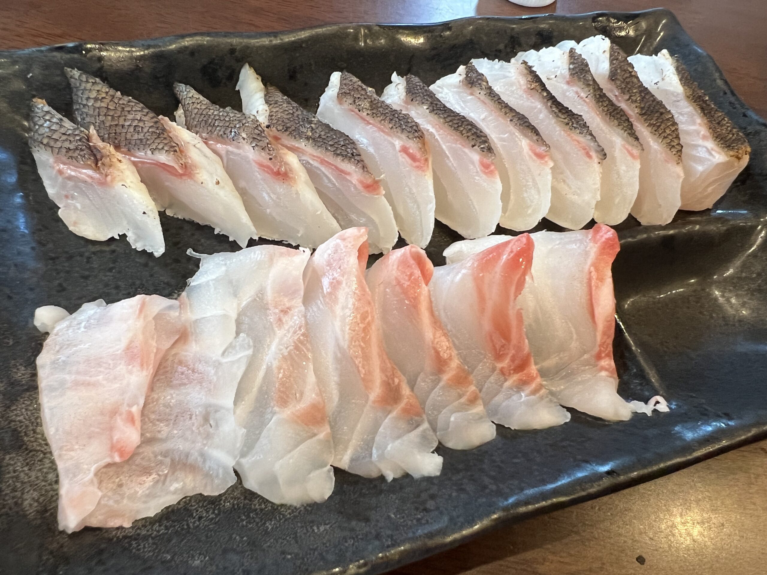 釣るのは石鯛、食べるのはイシガキダイ。これは底物魚釣りでは常識。刺身と炙りは最高の美味。釣太郎