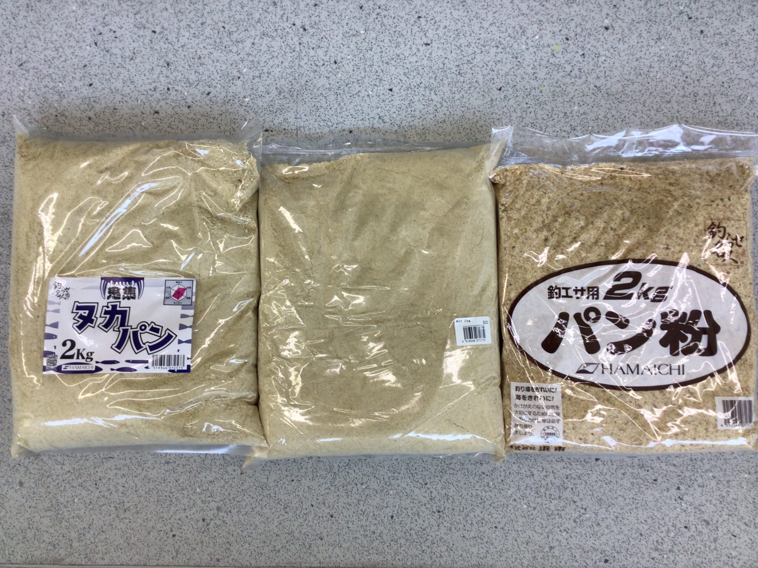寒グレ釣り時期によく売れるパン粉、米ぬか（スヌカ）、両方混合したヌカパン。釣太郎