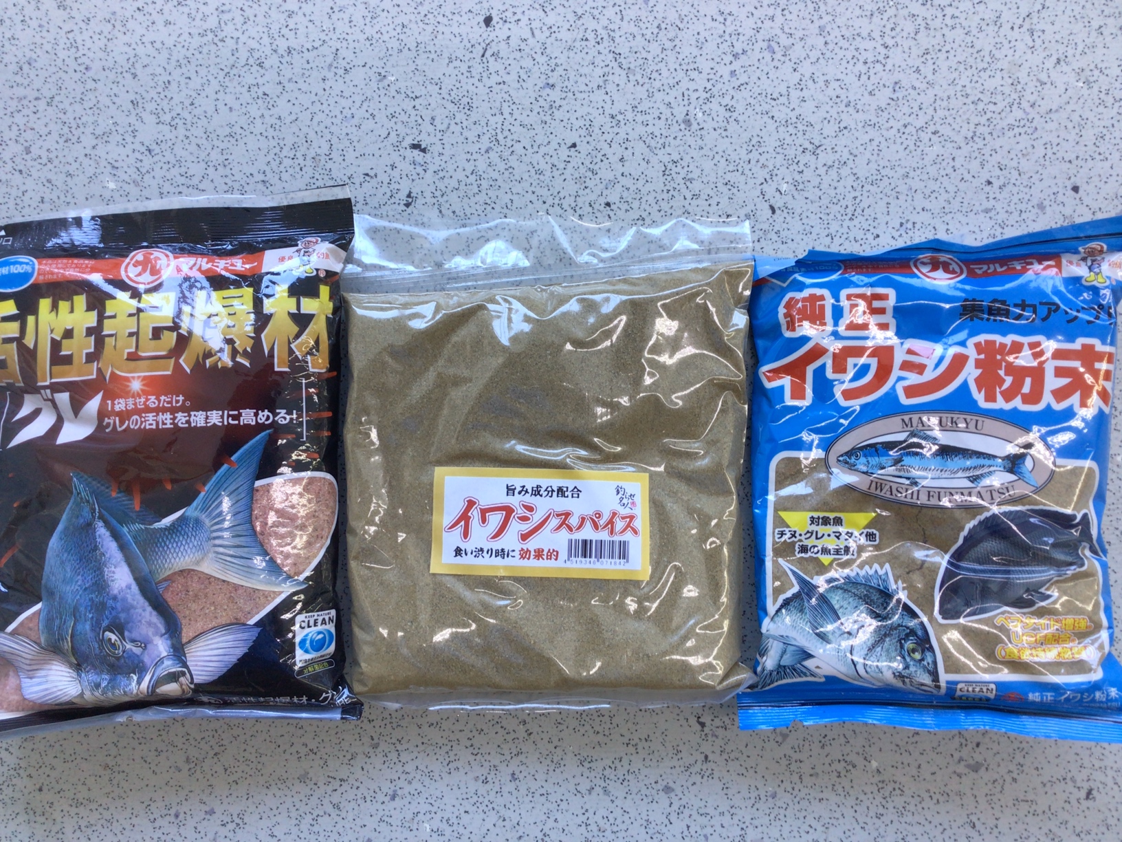 グレ釣り時、活性が低い時はマルキュー活性起爆剤、イワシ粉末、浜市イワシスパイスを使ってみませんか？魚粉、糖類は魚の食欲をそそります。釣太郎