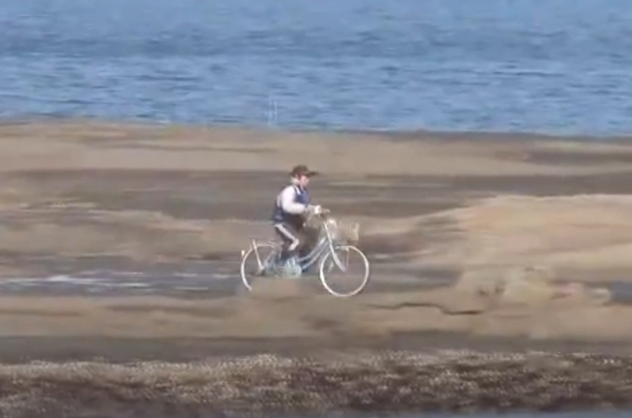 全国的にも珍しい？磯の上を走る自転車、バイク。和歌山県田辺市天神崎、元島はこれを使う釣りも。釣太郎