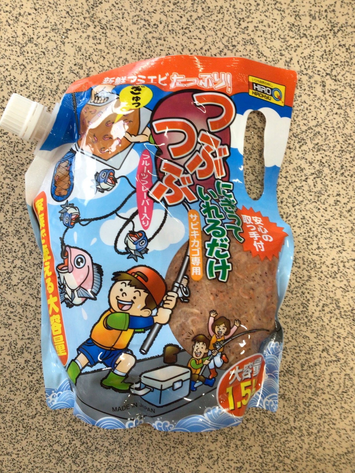 ヒロキュー常温チューブ式アミエビ。つぶつぶにぎっていれるだけフルーツフレーバー入り1.5キロ。釣太郎