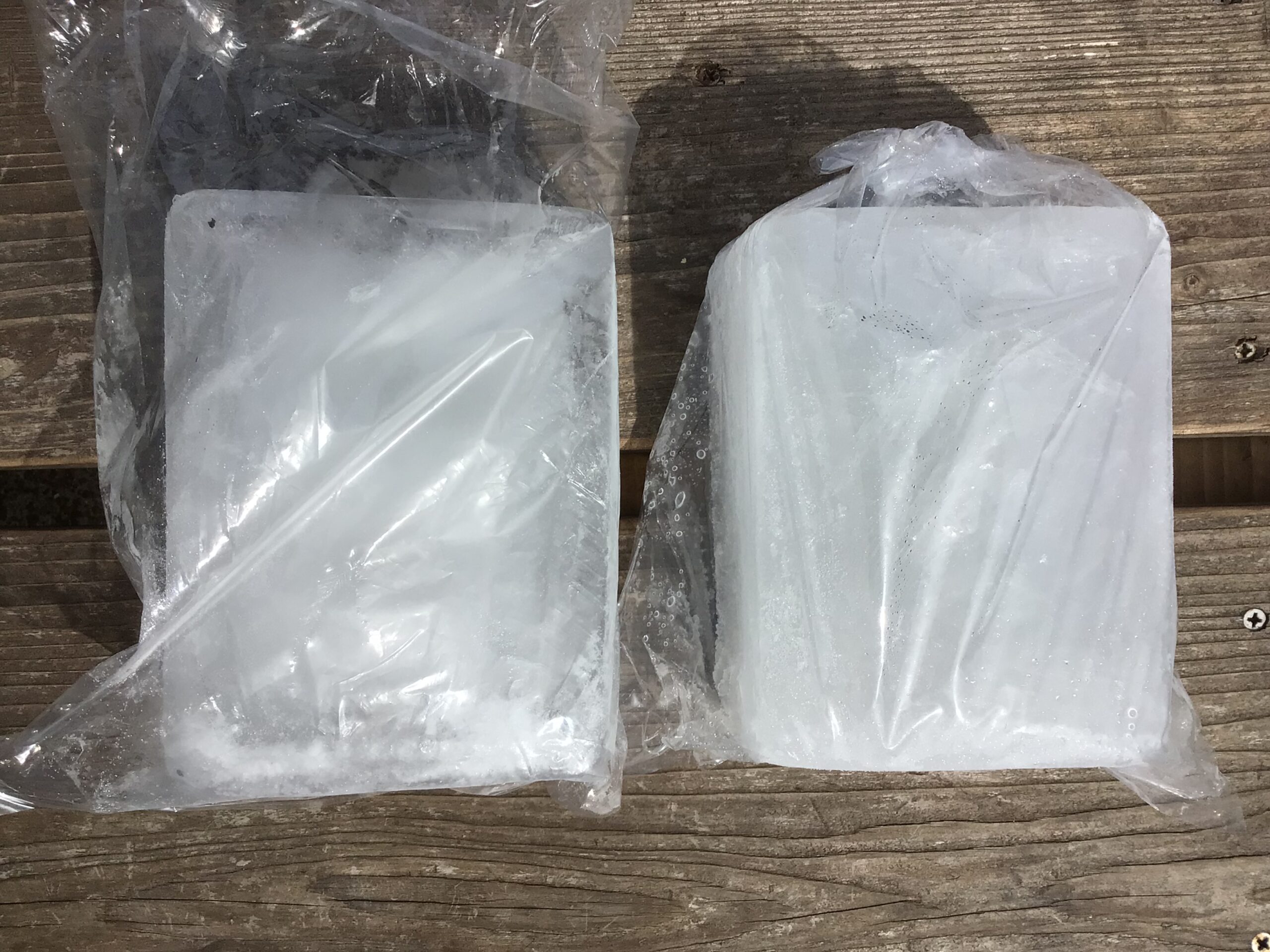 氷小ブロックは海水を凍らせたものと、真水を使った普通の氷の２種類があります。釣魚は、必ず冷やしましょう。釣太郎