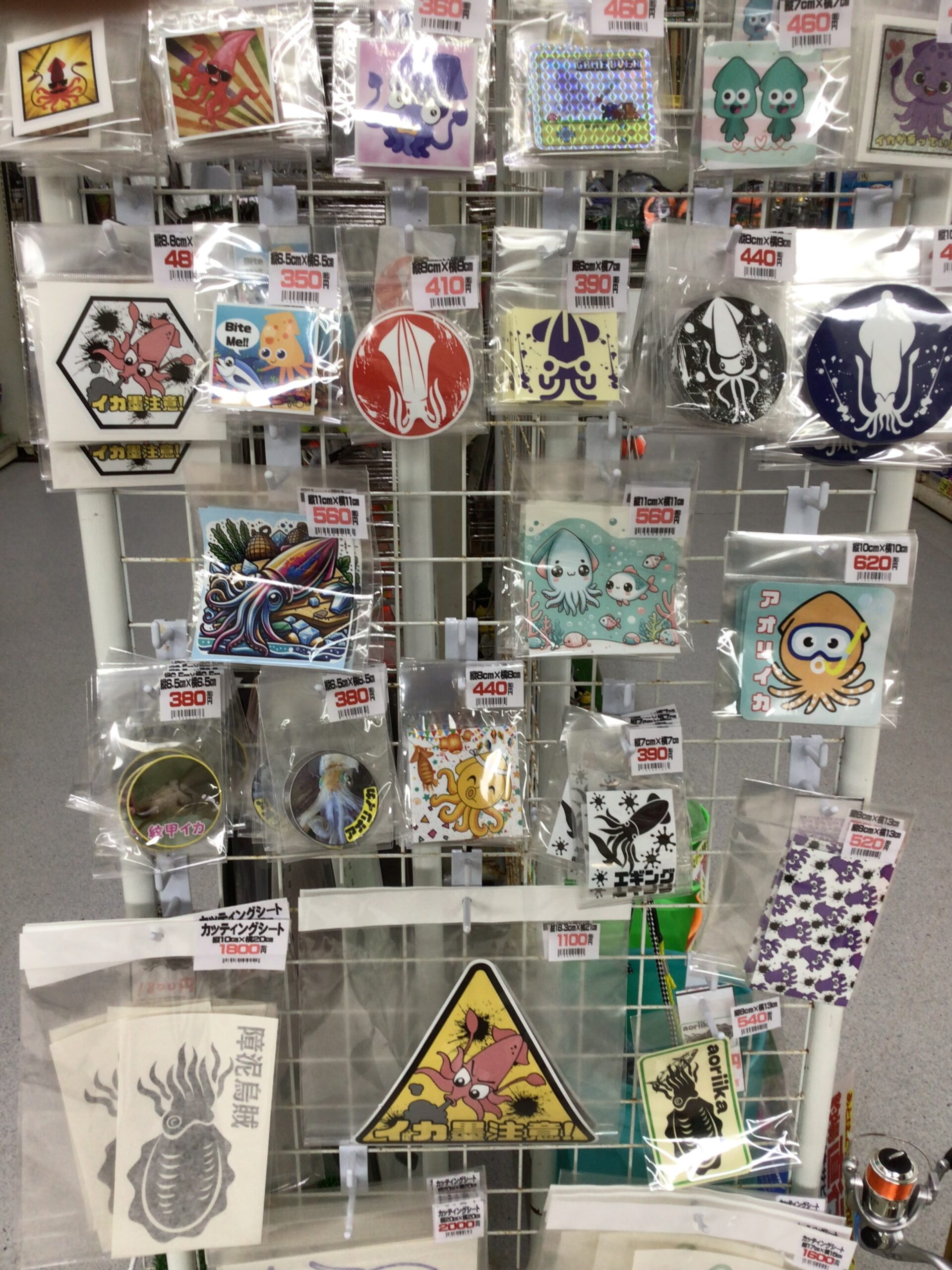 アオリ＆紋甲イカ、シールとステッカー多種ご用意しています。釣太郎