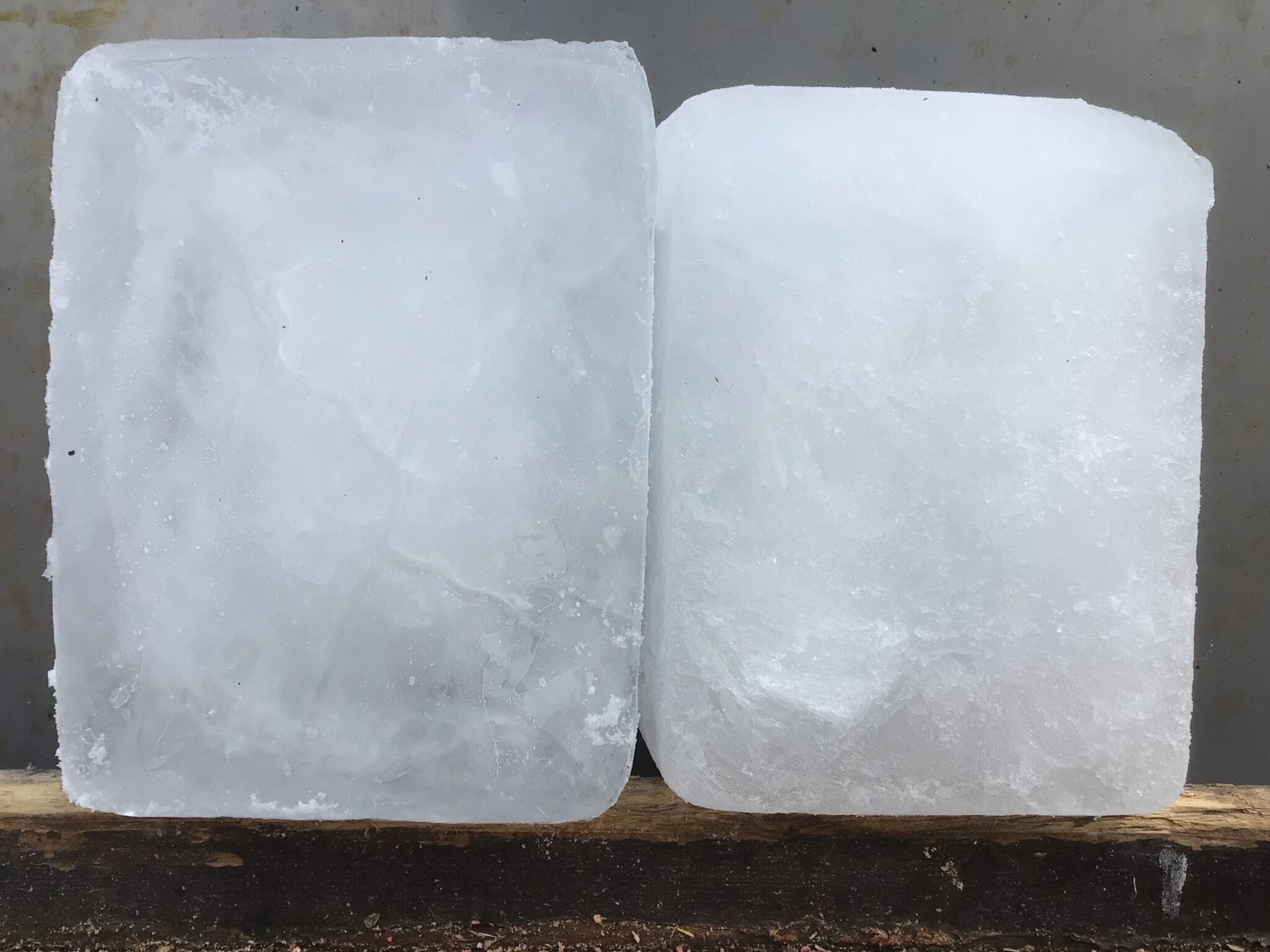 氷は真水を凍らせたものと海水から作った海水氷の2種あります。釣果魚冷却用。釣太郎