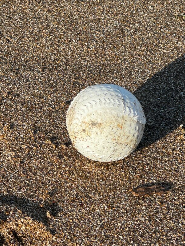 砂浜に打ち上げられたボール。探せばあちこちにあり、子供のころは拾って、よく遊んだものです。釣太郎