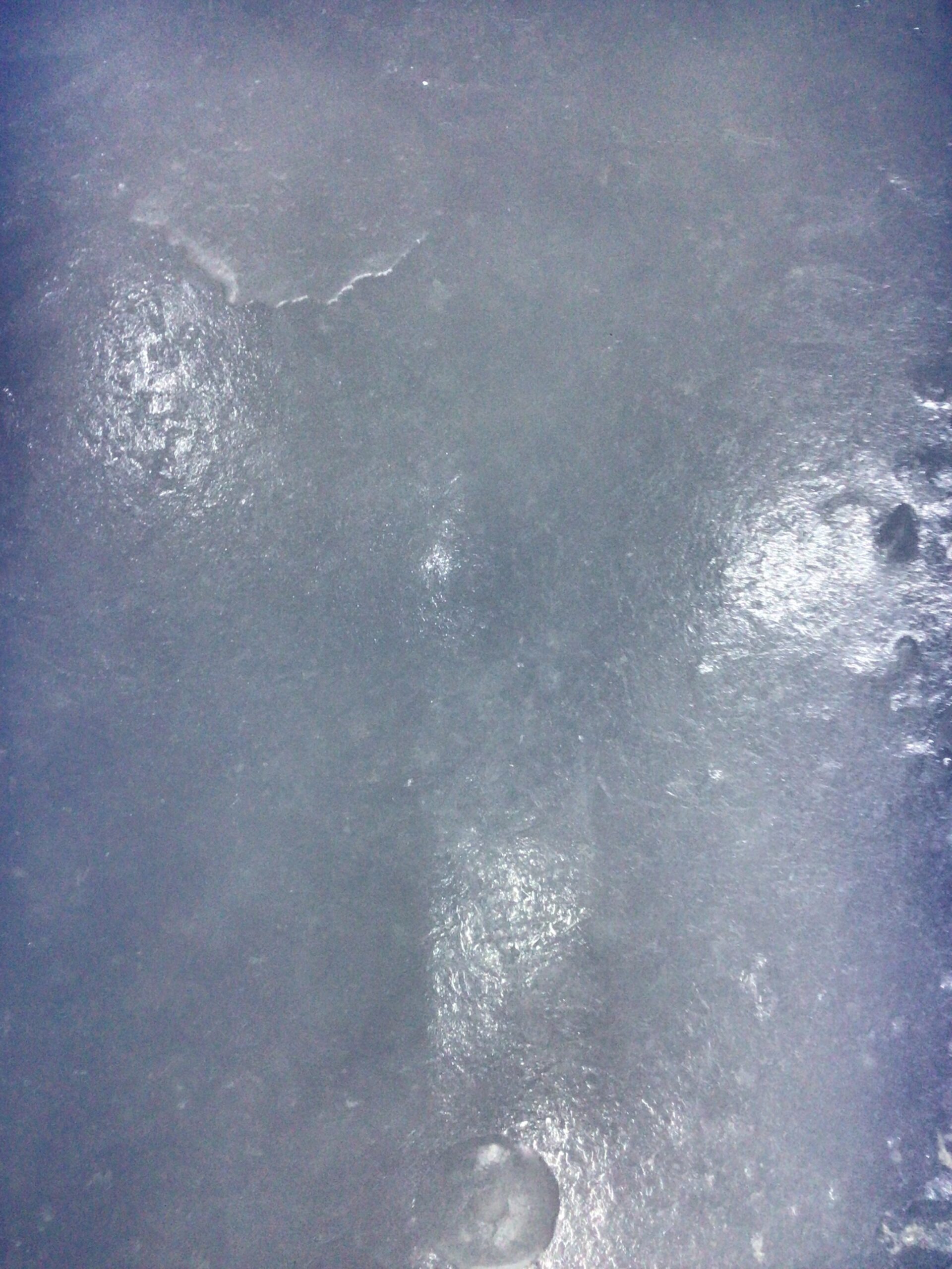 海水氷は白く濁っていますが、こっちの方が魚に言い、と大好評。釣太郎