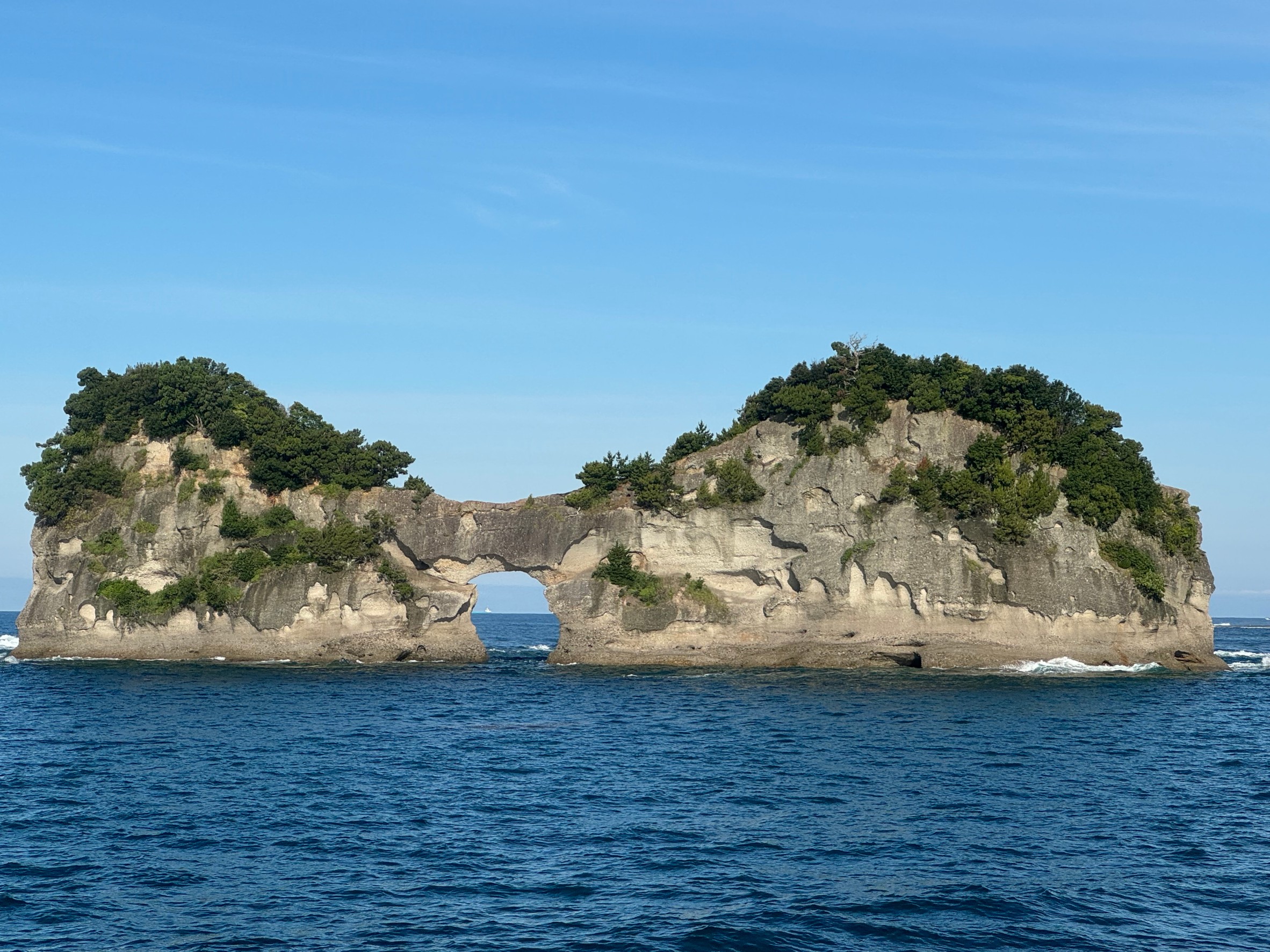 和歌山南紀白浜「円月島」は定番観光コース。これをバックに写真撮影。近辺はアオリイカ釣り場としても有名。釣太郎