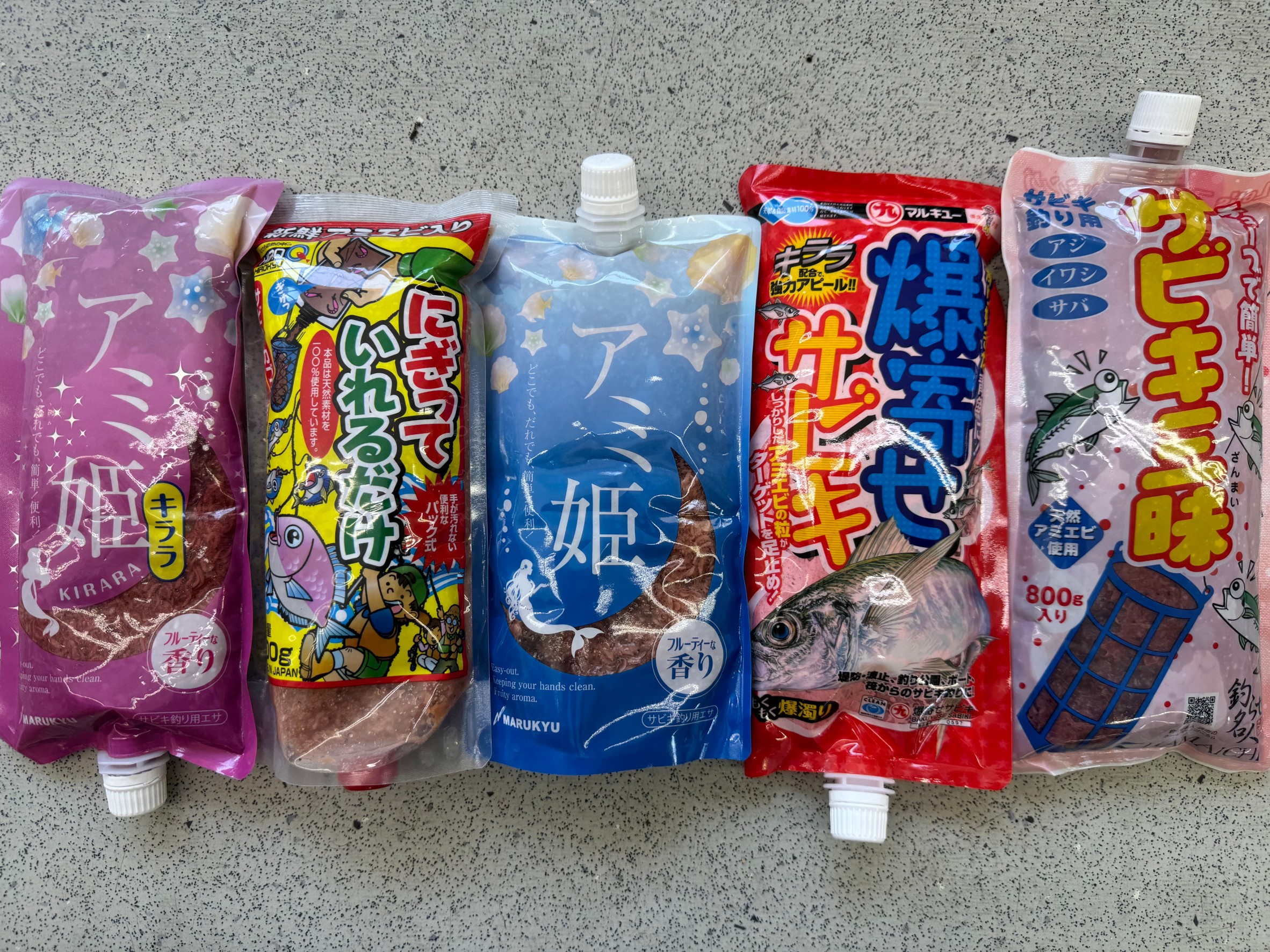 チューブアミエビは常温なので、直ぐに使えます。手も汚れず臭いもほとんどなし。バケツも不要。サビキ釣りえさ紹介。釣太郎