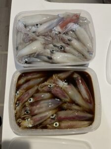 釣ったばかりのアカイカと沖漬けしたもの。釣太郎