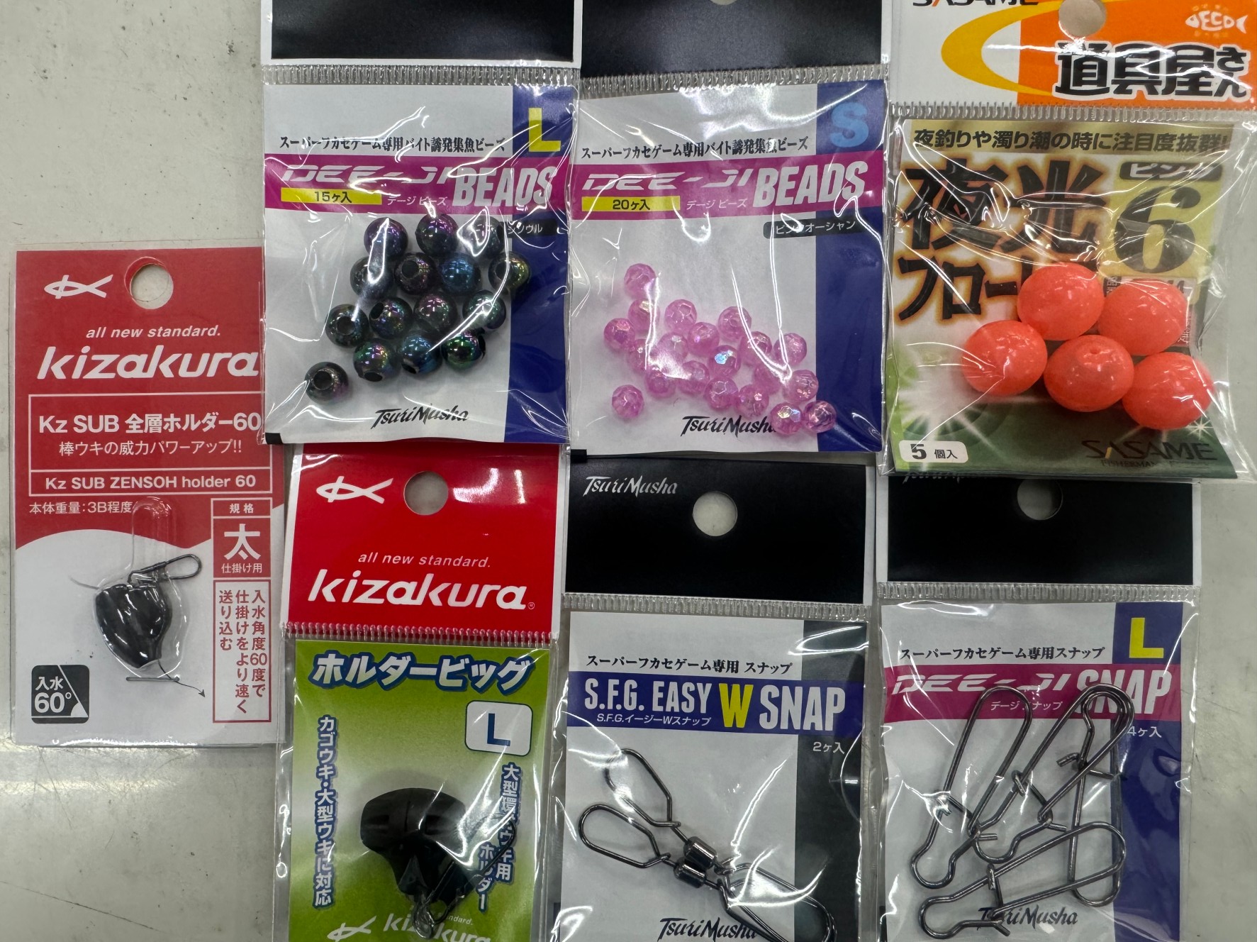 夜釣りで狙う大物魚。デカい釣針以外に小物道具としてフロート玉、ビーズ、BIGホルダー、大型スナップ、全層ホルダー。釣太郎