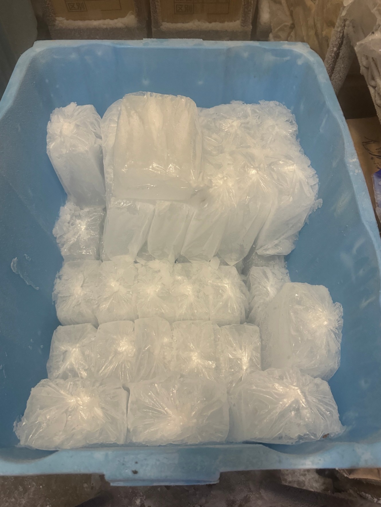 魚には真水より海水の方が良いと、海水氷が大人気。これは釣太郎オリジナル。