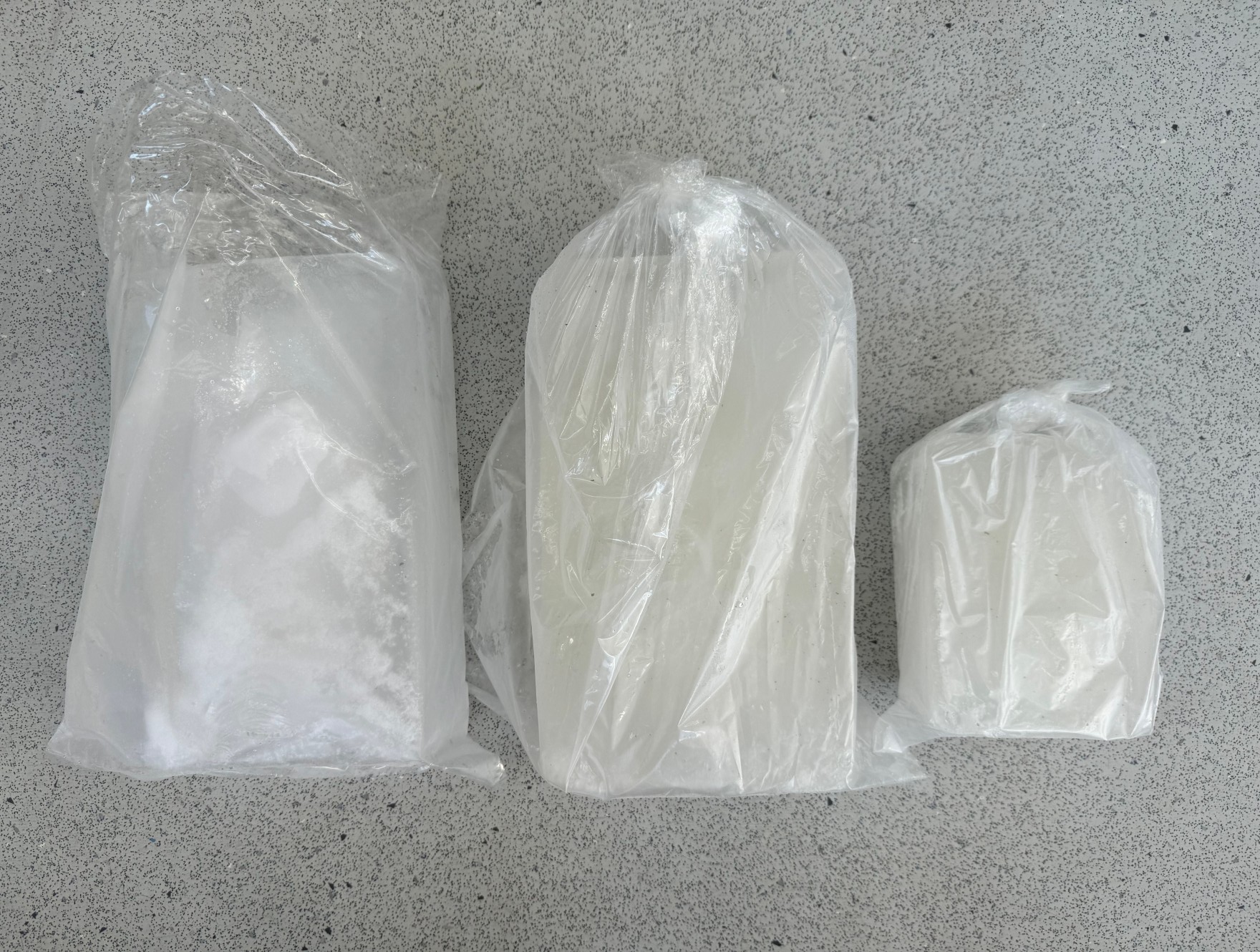 海水氷は普通氷と見分けるため、口を縛っています。3㌔と1キロあります。釣果魚は冷却しましょう。釣太郎