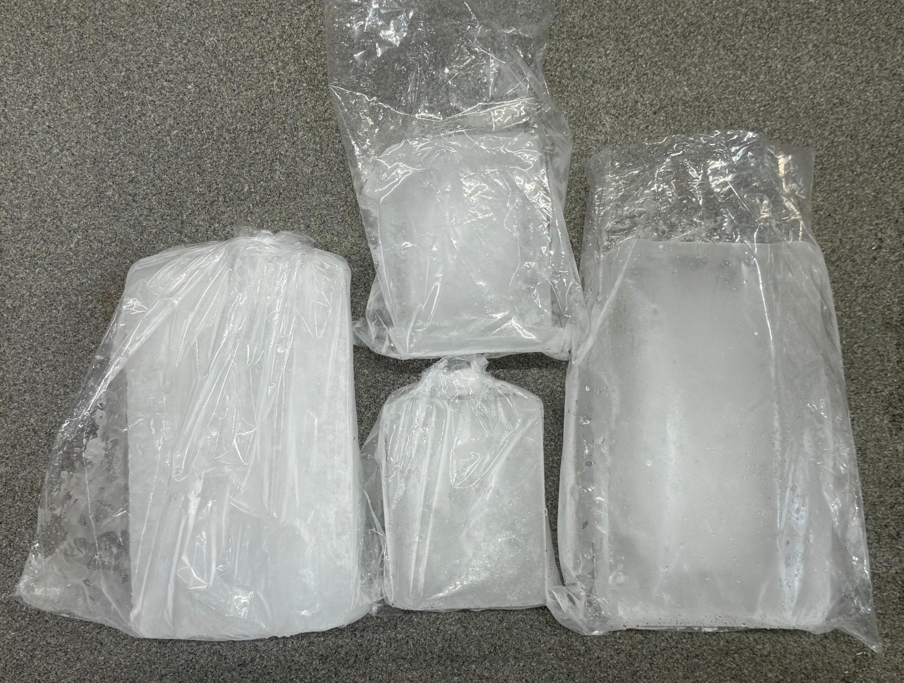 今売れている海水氷は口を括って、真水氷と見分けやすくしています。魚には海水の方が良いと大人気。釣太郎