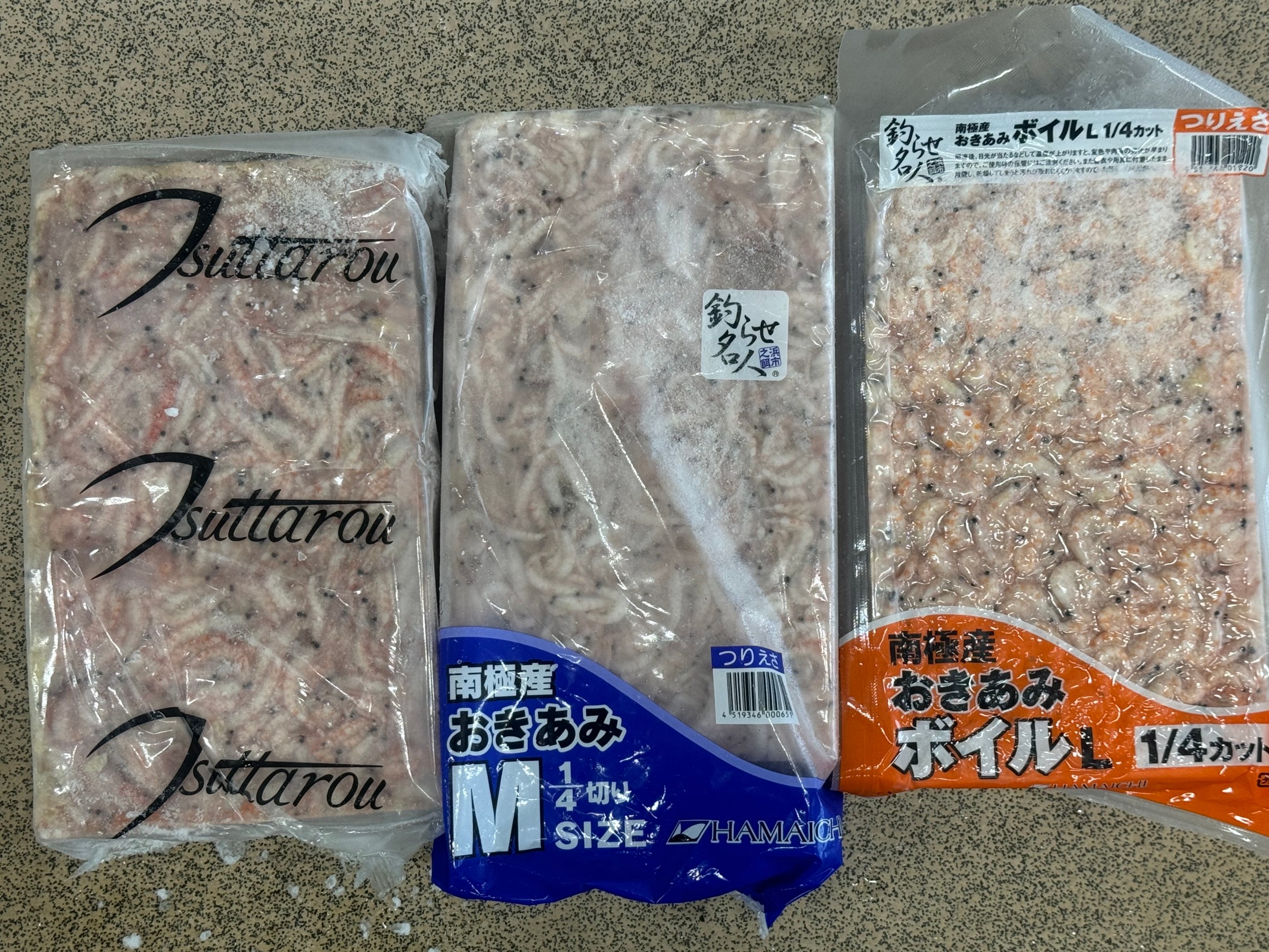 カチカチに凍った沖アミは、スコップでは砕けません。厚さ7センチあります。スライスをご利用下さるか、解凍予約下さい。釣太郎