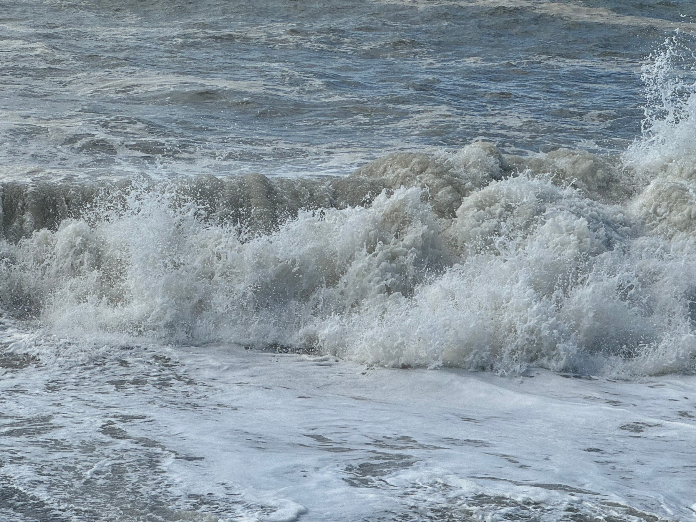 荒れる海を見るのは気持ちがいいものですが、特に予想を超え波にさらわれる人もおられます。1000波に1波が平均の2倍以上の高さになる。釣太郎
