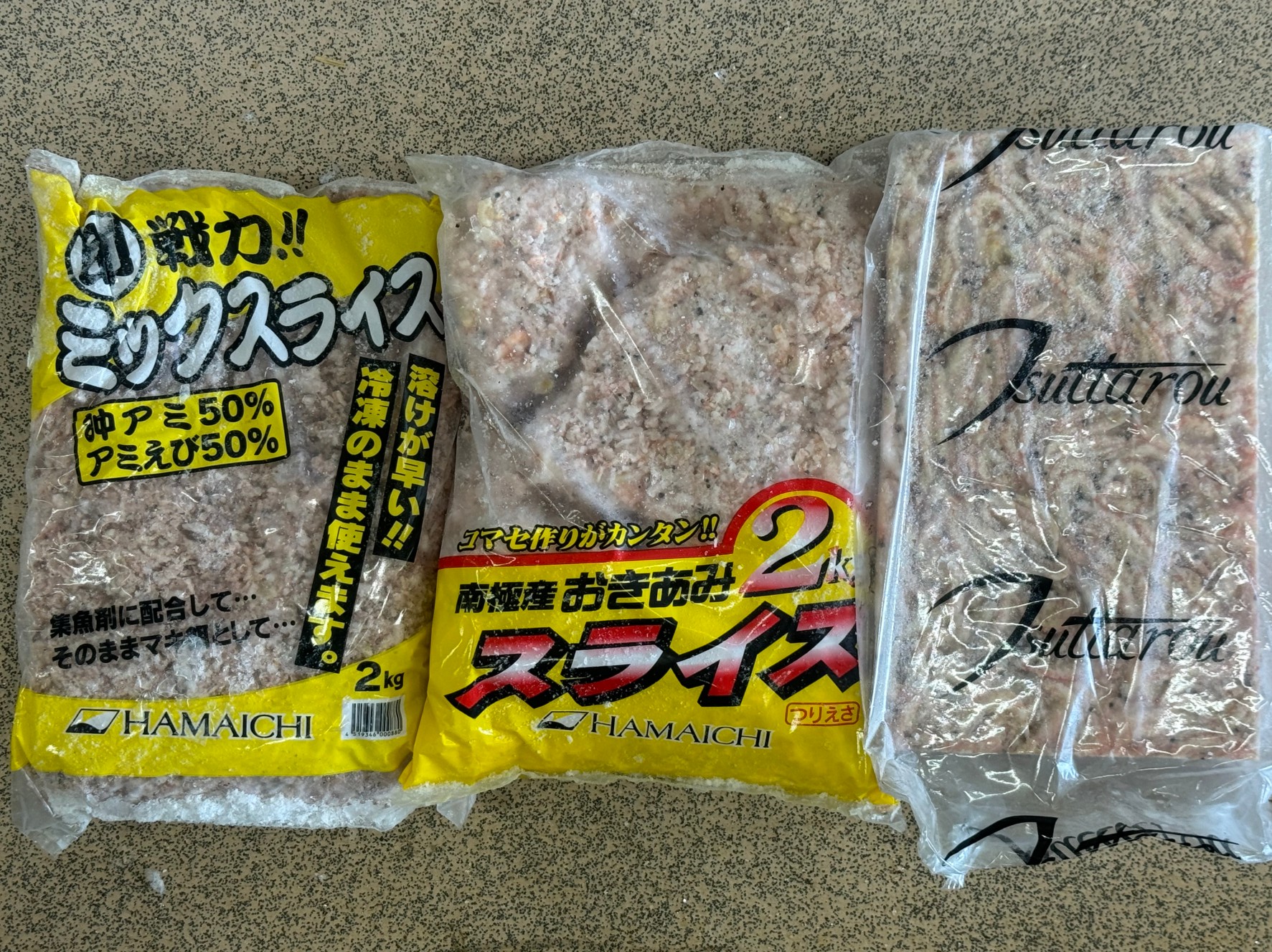 凍っている沖アミはスコップでは砕けません。スライスをご利用になるか、解凍ご予約下さい。釣太郎