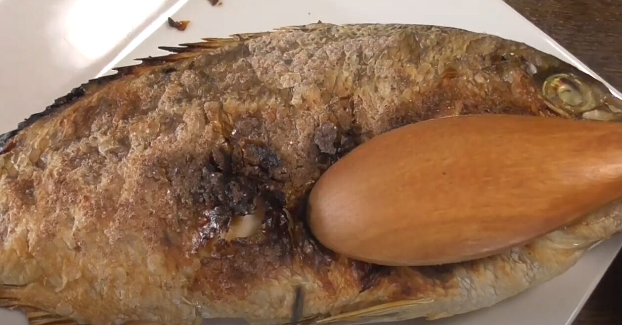 魚はウロコを剥がさず、そのまま塩を振り、蒸し焼き状態にすれば、より旨味が増すがこの理由のご説明。釣太郎