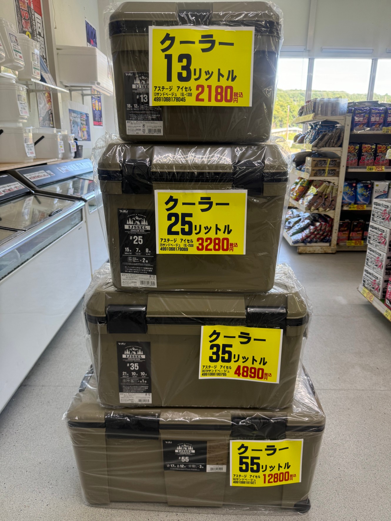 釣行時の必須用品クーラーボックス。ハードは高いのですが、長持ちします。発砲くーらぼっくもあります。釣太郎