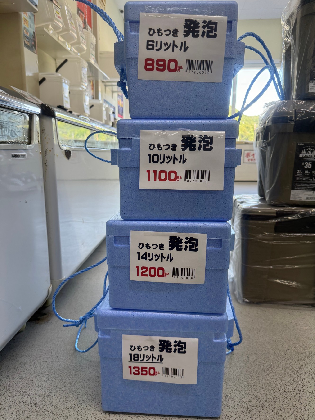 魚を保管する発砲クーラーＢＯＸは、ひも付きが大人気。青物魚、マグロを入れる白発砲、ハードクーラーボックスもあります。釣太郎