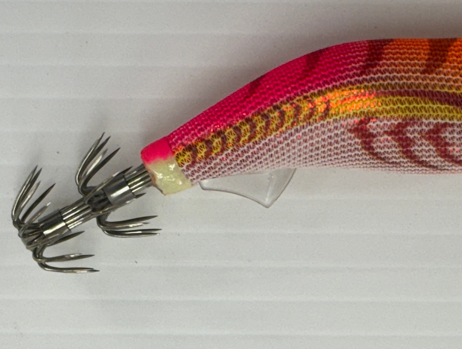 ヤマシタのエギＫが大人気なのは、腹部についている小さな透明の突起。これが安定性を増すとエギンガー好評。釣太郎