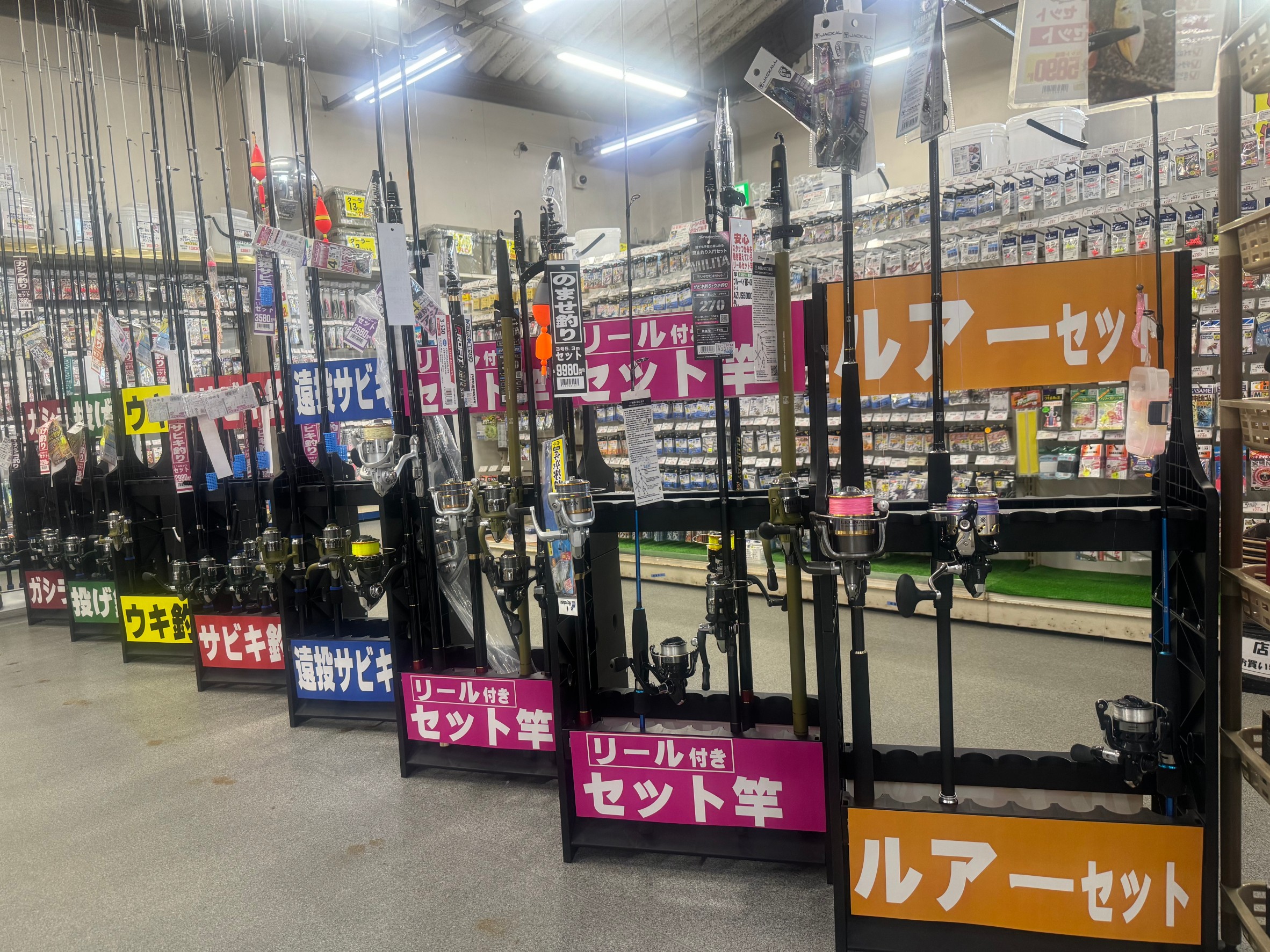 釣り方に応じて仕掛けを変え、竿とリールをセットした「釣り場直行セット」多種ご用意しています。白浜温泉位に行くなら、ちょっとだけ魚釣りして遊びませんか？釣太郎