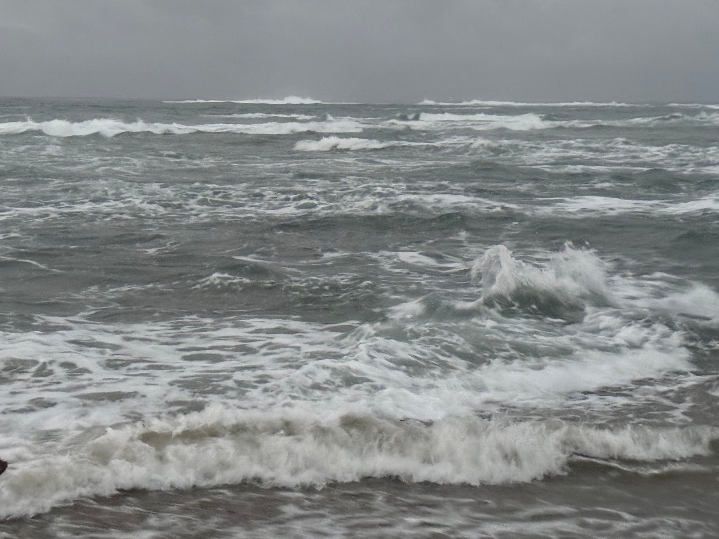 9月19日木曜日午前5時半、荒れる海。釣太郎