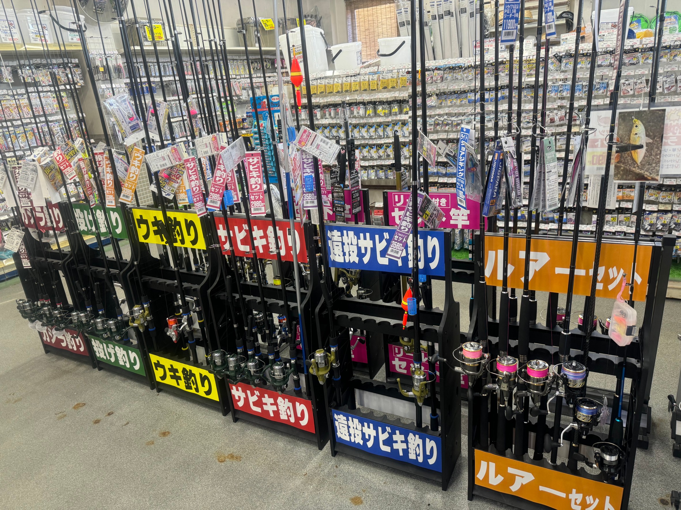 手ぶらでもすぐに魚釣りができるように、竿とリールと仕掛けがセット済。魚種や釣り方に応じて、ご用意しているので、不慣れな人や子供でも大丈夫。釣太郎