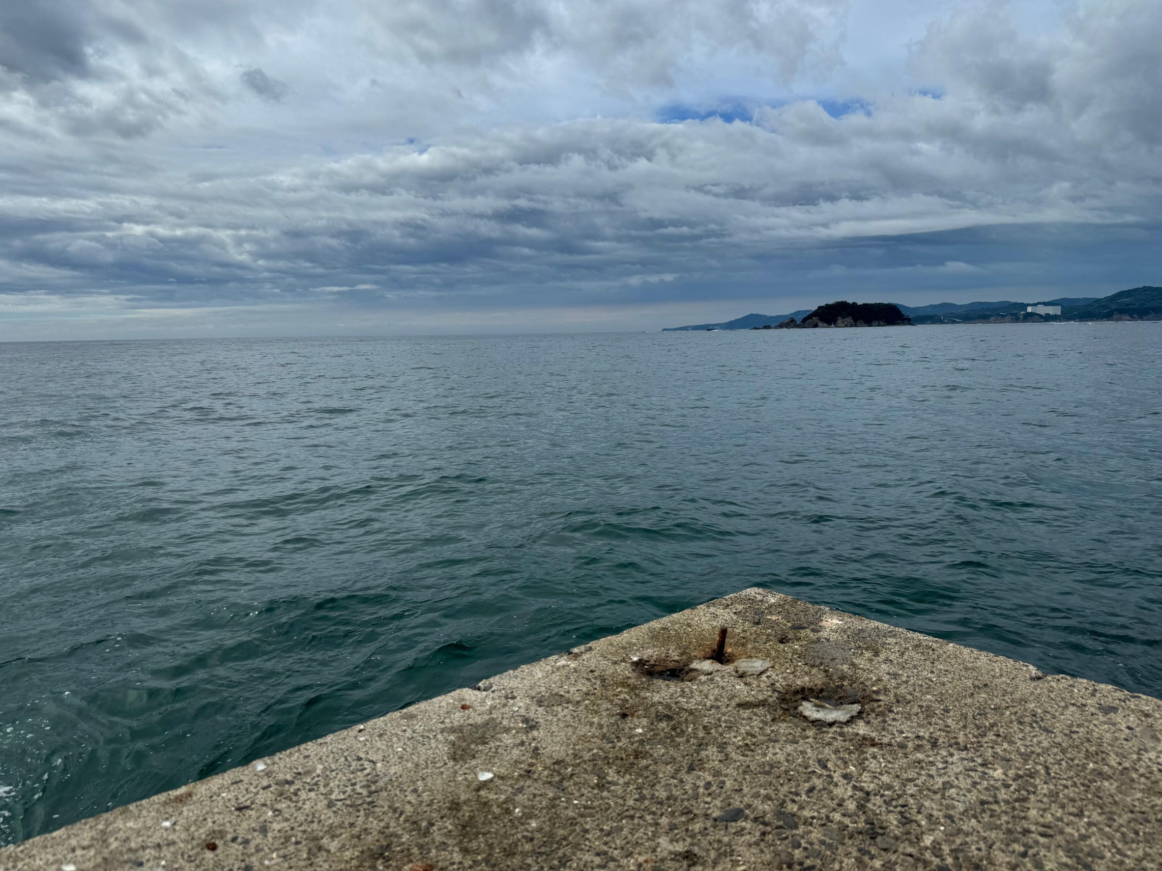 日中の耐え難い暑さも和らぎました。今日も３０度あるはずですが、帽子があれば難なく竿が出せるレベル。９月27日（金）午後1時半。