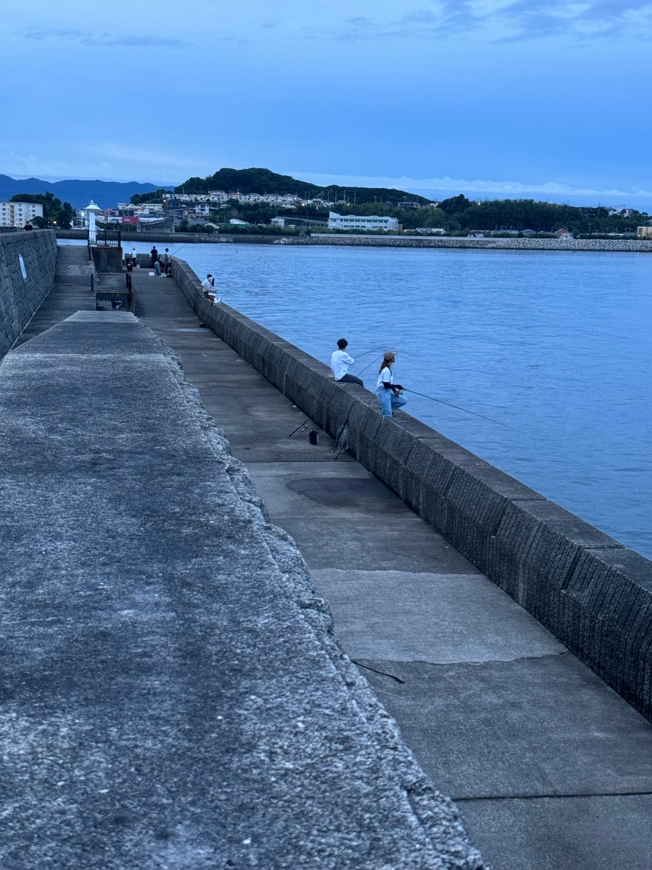 もうすぐカマス、太刀魚釣りで場所取りが苦労するほど込み合う和歌山田辺市芳養（はや）堤防。まだ釣れていないようです。9月28日土曜日。釣太郎