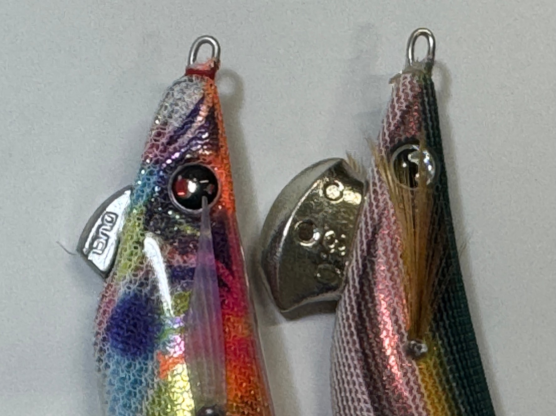 同じ3号エギですが、シンカーの大きさがまるで違う。左がタングステン。右が従来のナマリ。釣太郎