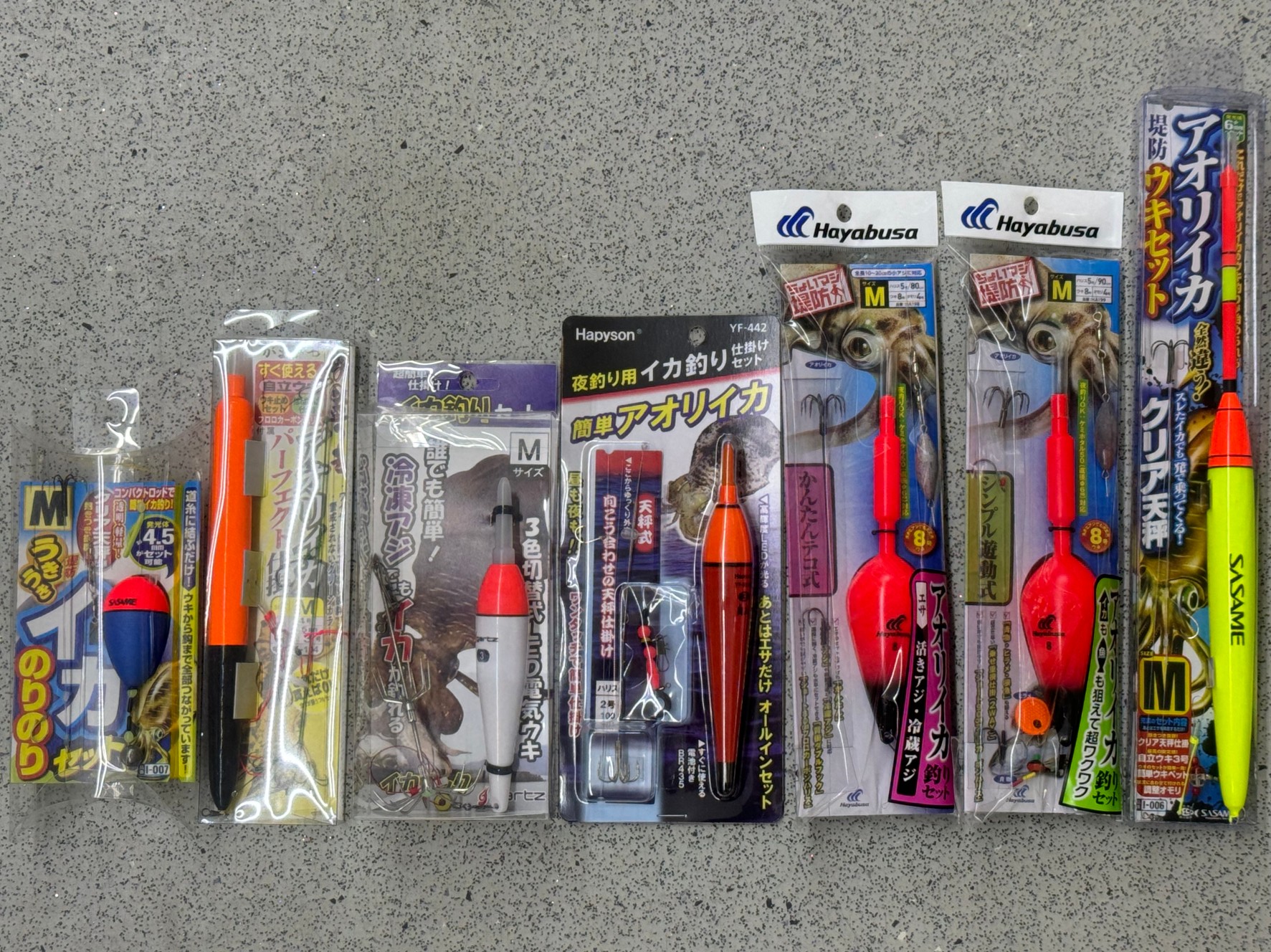 アオリイカ泳がせ仕掛けは、ウキ付きセットだけでも７種あります。活アジももちろんご用意しています。釣太郎は現地型。
