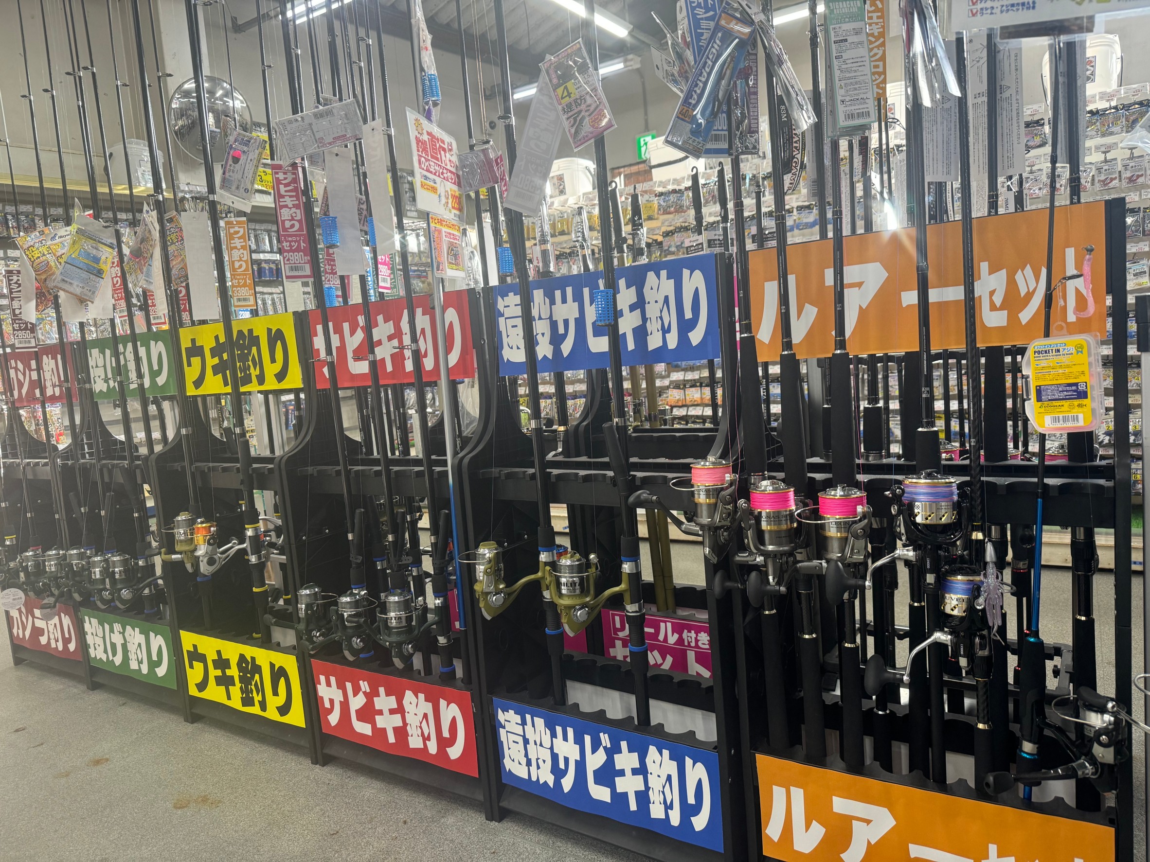 手ぶらでも魚釣りができます。竿リール仕掛けセット、色々ご用意しています。釣太郎