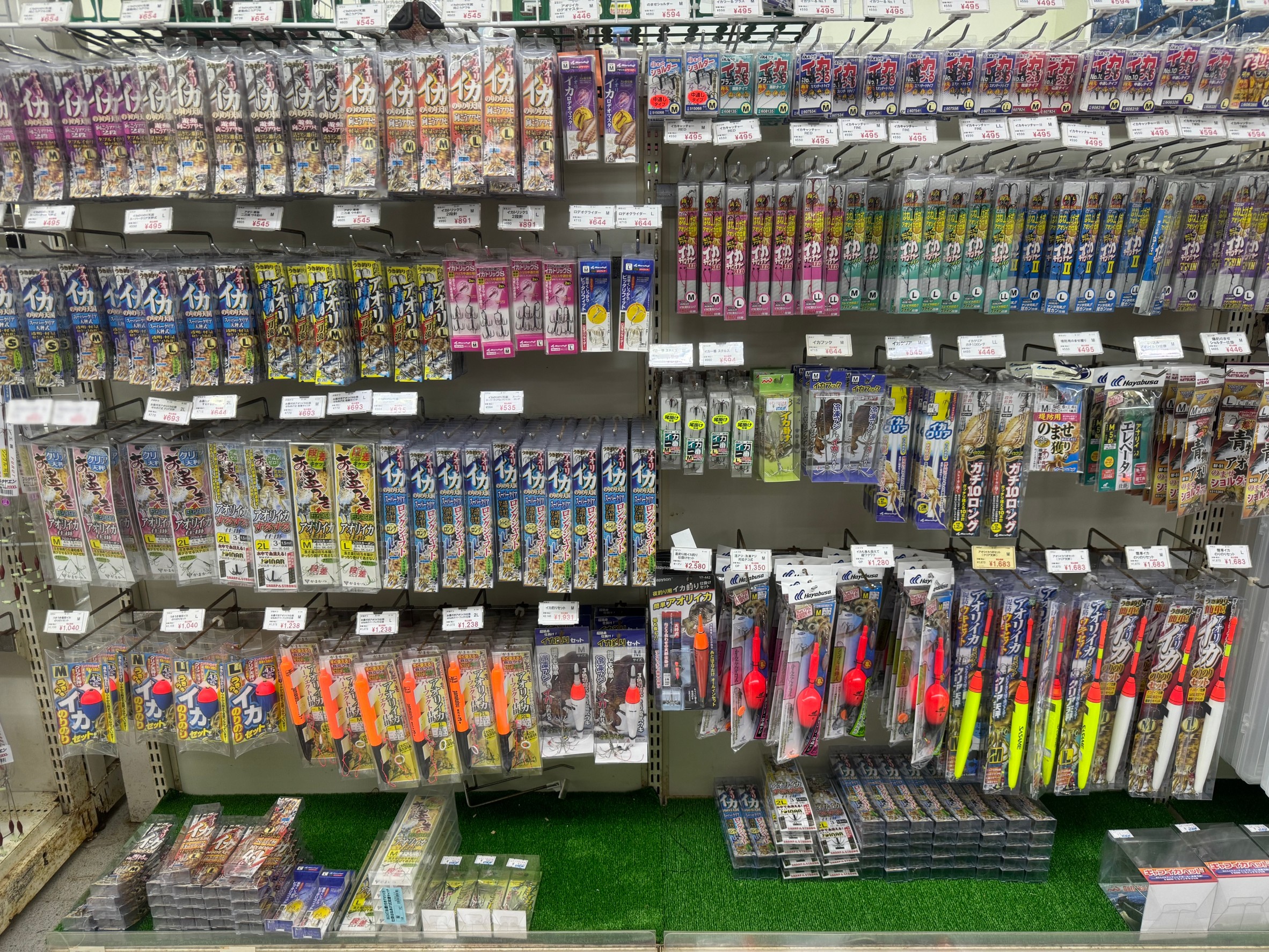 全部アオリイカのウキ泳がせ仕掛です。これだけ品揃えしているとことは少ない。現地ならでは。活けアジも大量にあり、釣太郎みなべ店では現在アオリイカが泳いでいます。
