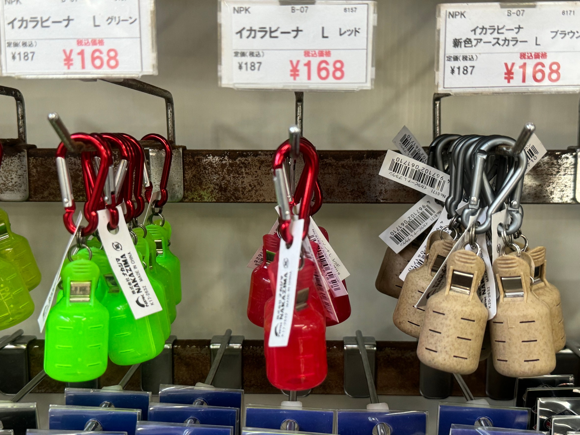 エギの売れ数とともに比例して売れるイカラビーナ。エギフックカバーは個別が便利で使いやすいと大好評。釣太郎