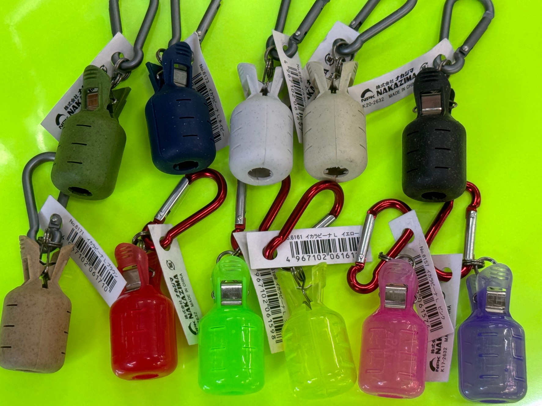 エギと共に売れているイカナビーナ。個別にズボンに吊る、気軽なスタイルが受けています。釣太郎