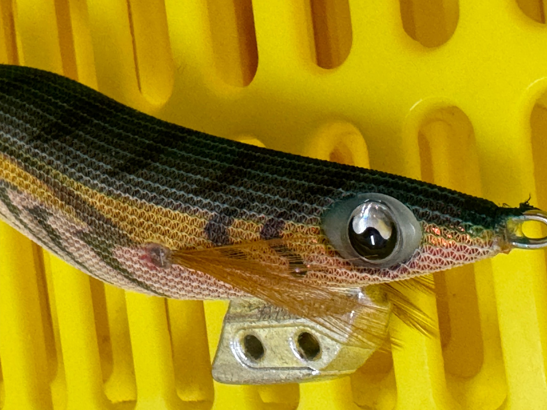 ヤマシタエギ王は光を当てると光るが、これは生地に何を織り交ぜている？その上にデザインをしているのか？釣太郎