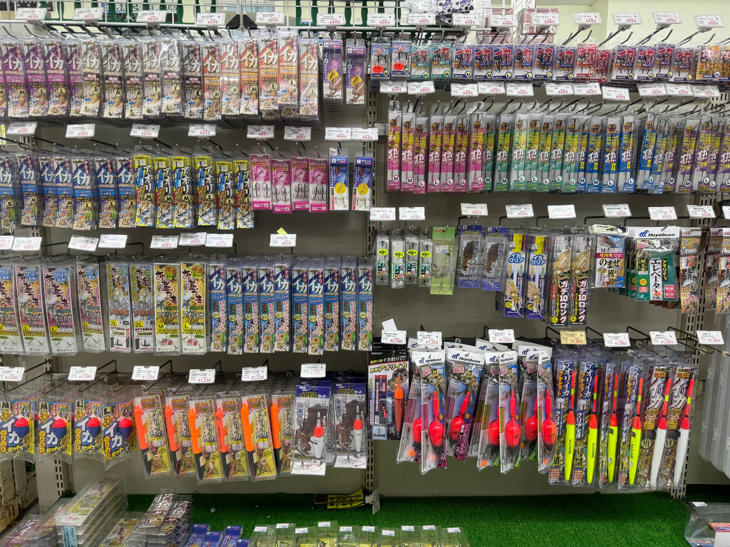 アオリイカウキ泳がせ仕掛けは豊富な品ぞろえ。活アジも大量にあります。釣太郎