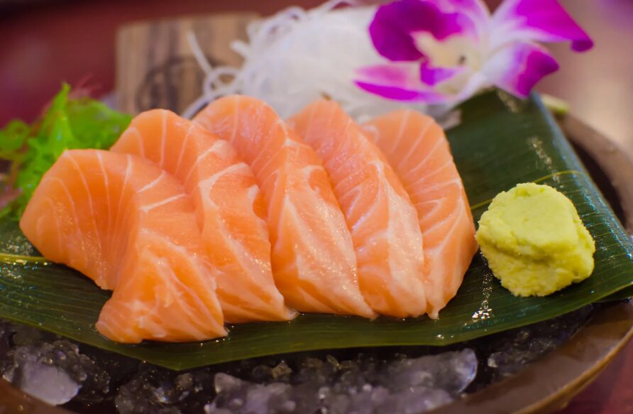 サーモンは美味しいが、必要以上に脂がのり不自然さを感じることもある。これは人工的なものか？体には無害？釣太郎