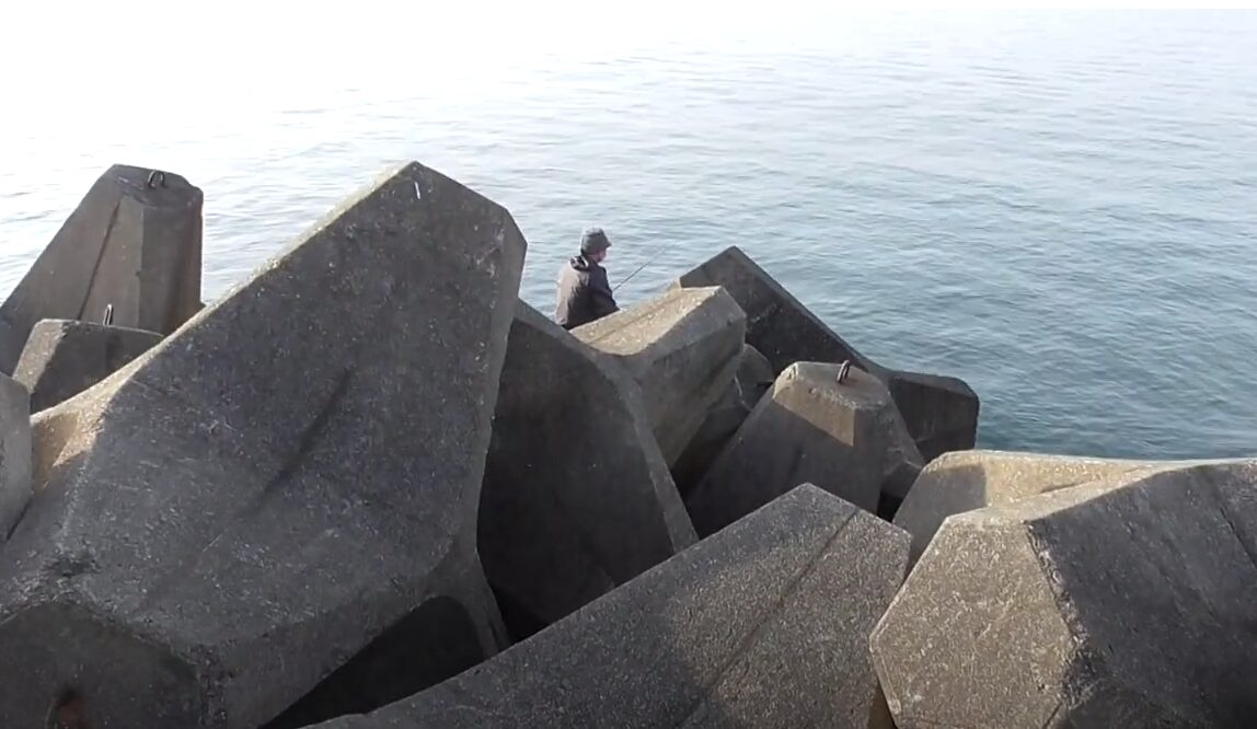 消波ブロックで足を滑らせると、ほぼ重傷?釣太郎