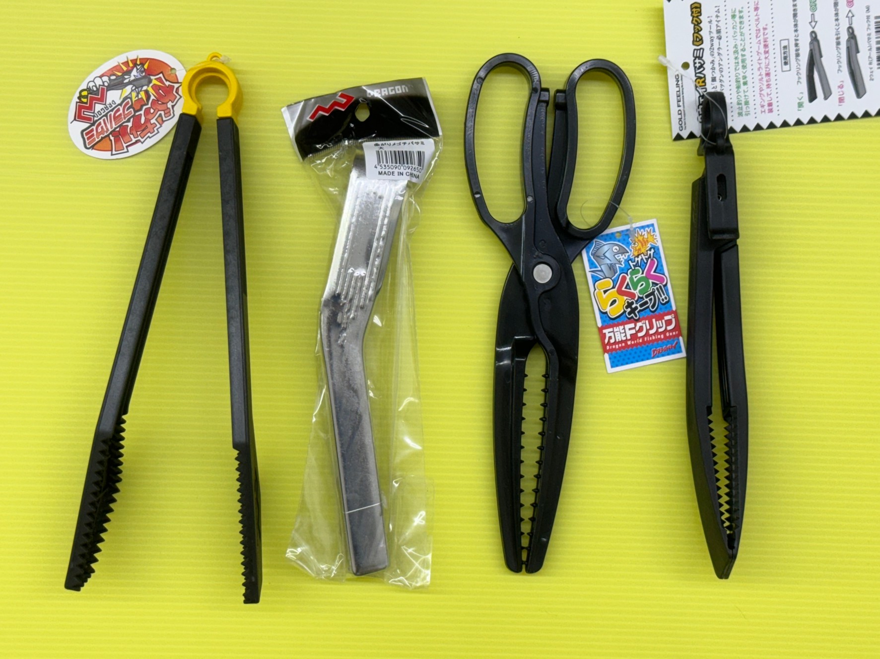 釣った魚は素手で持たずに、フィッシュグリップ（ハンド）を使いましょう。手を切ったり汚れたりせずに済みます。釣太郎