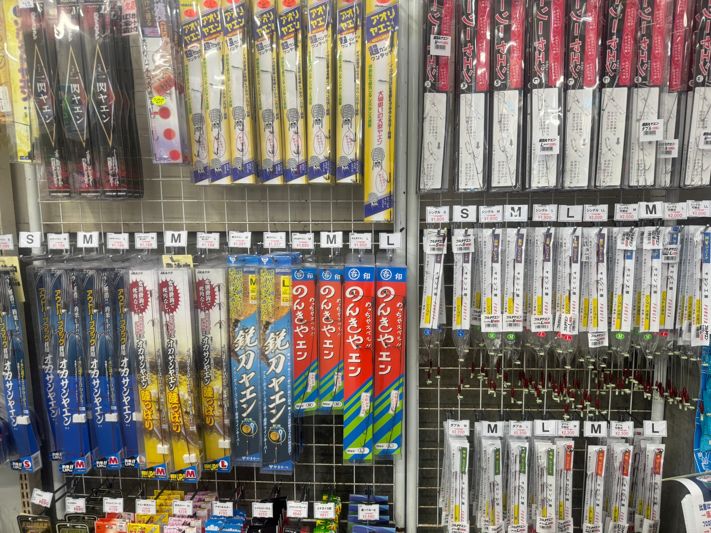 漁師がより効率的に、アオリイカを釣るために作られたヤエン。和歌山南紀地方が発祥の地。多種品ぞろえしています。もちろん活アジも。アオリイカは現在、釣太郎みなべ店で飼育中。