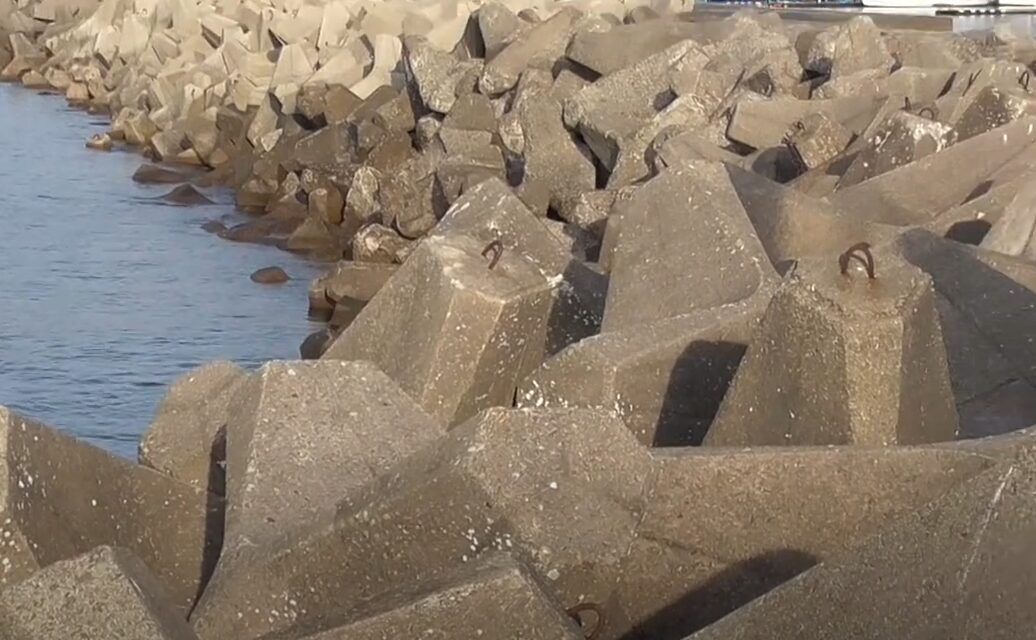 消波ブロックの構造計算はどのようになっている。どれくらいの強度に耐えれる？台風時は決壊したものもあるが。釣太郎