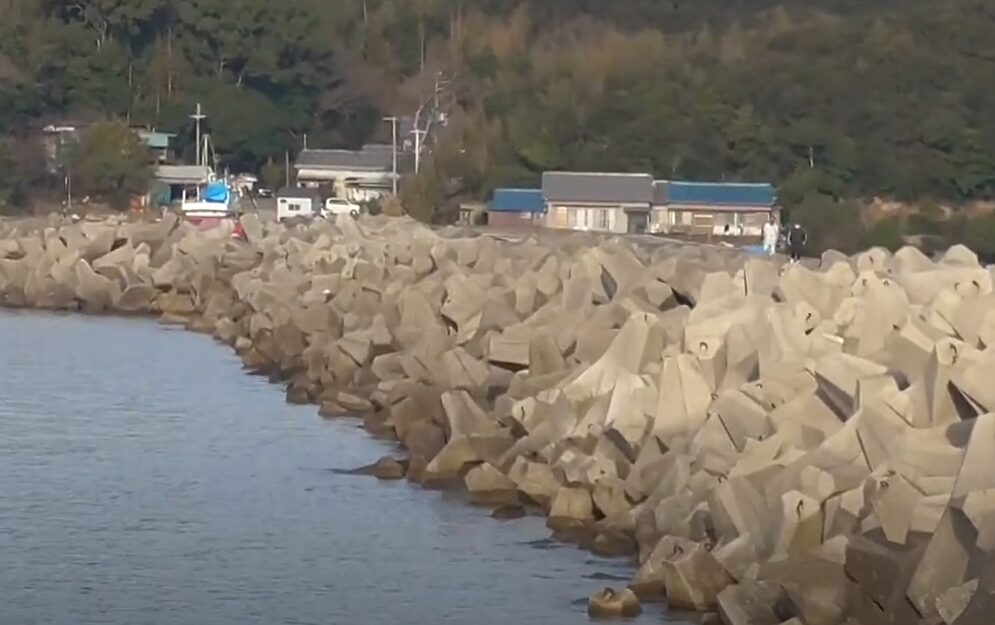 消波ブロックは事故が多いため、釣り人が歩けない構造になっているものが近年多いと聞くが。釣太郎