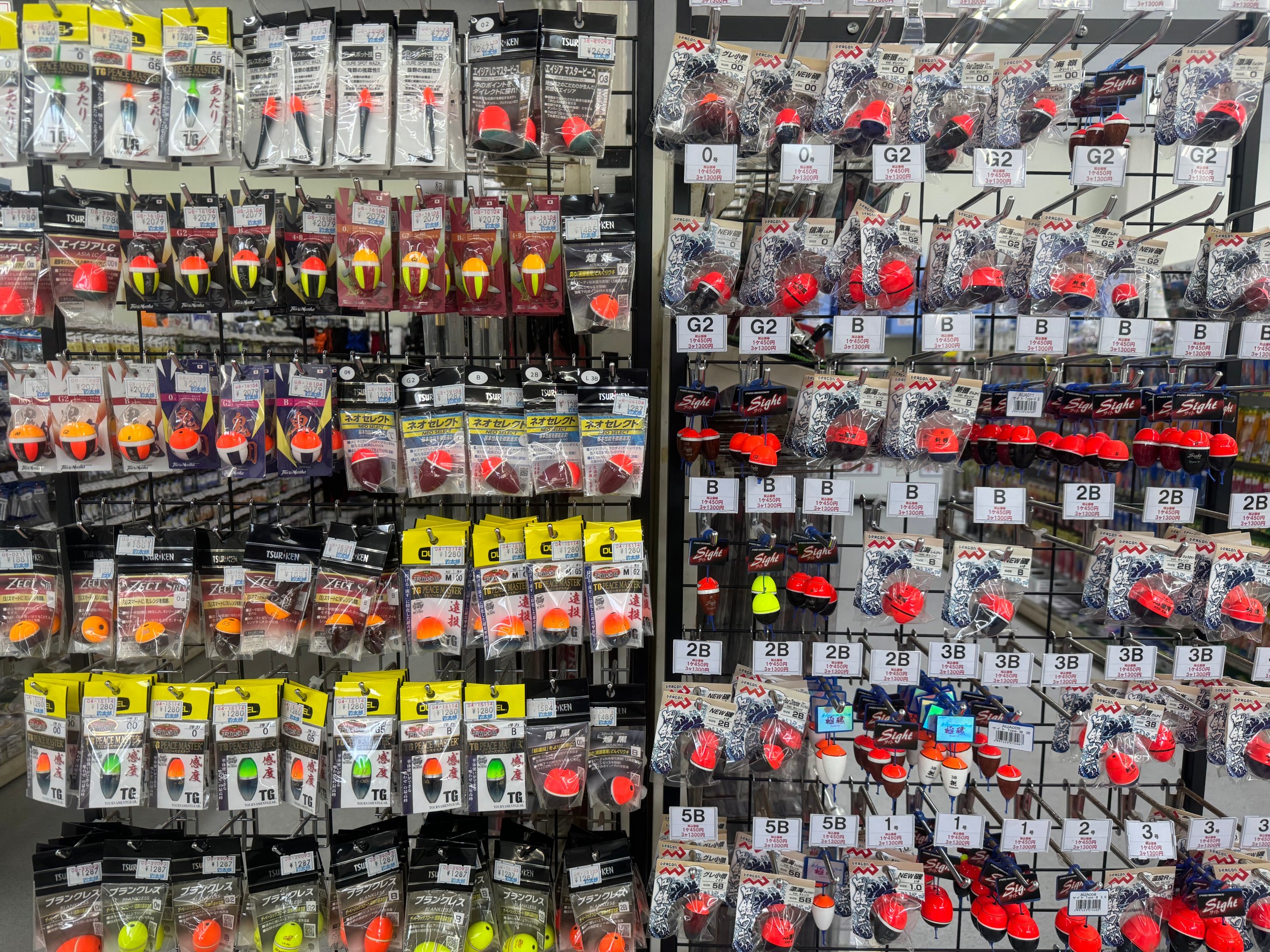 フカセ釣り用円錐ウキ、通称玉ウキ、各種あります。釣太郎