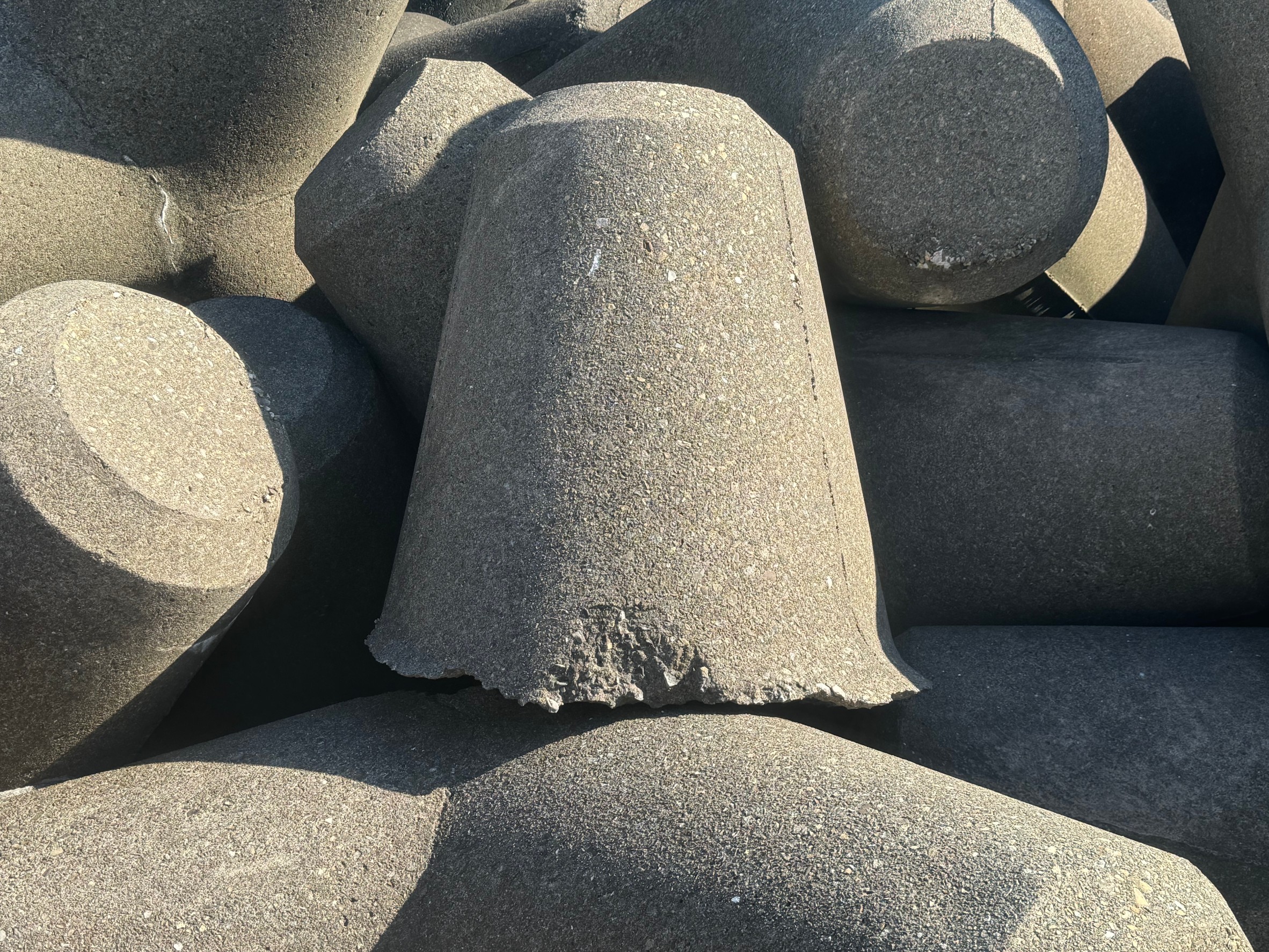 強固な消波ブロックでも、台風波で決壊することは珍しくありませｎ。釣太郎