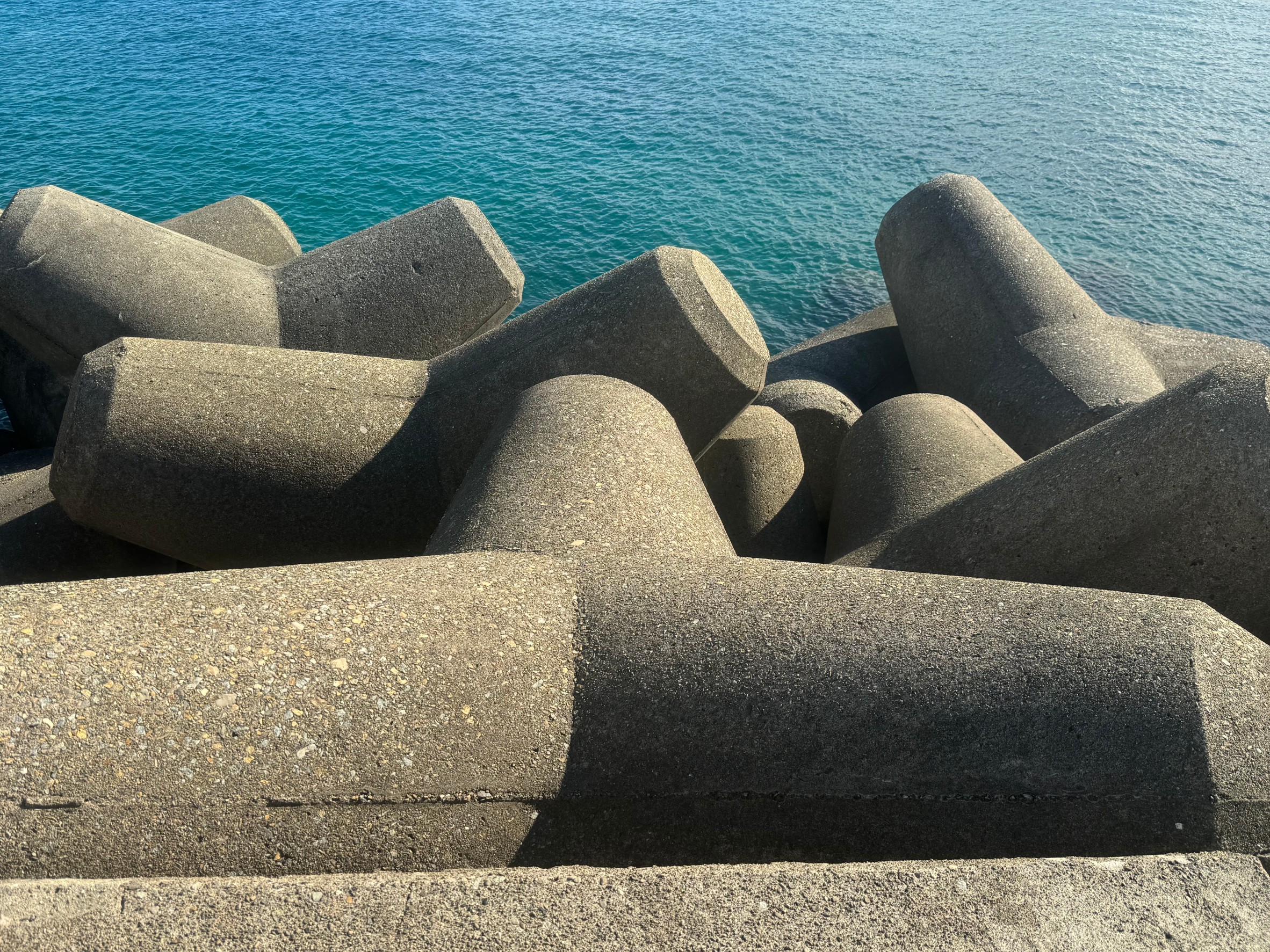 消波ブロックの上に乗ると、何が危険？堤防釣り入門。釣太郎