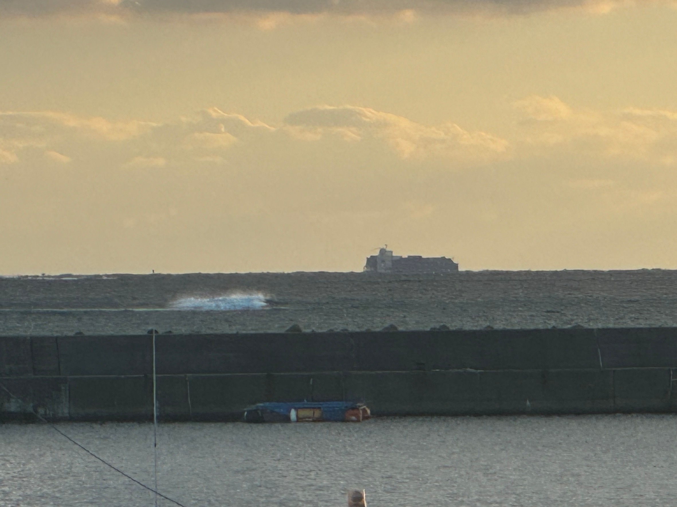 海抜3mとした場合、水平線上の船まで約6キロ。釣太郎